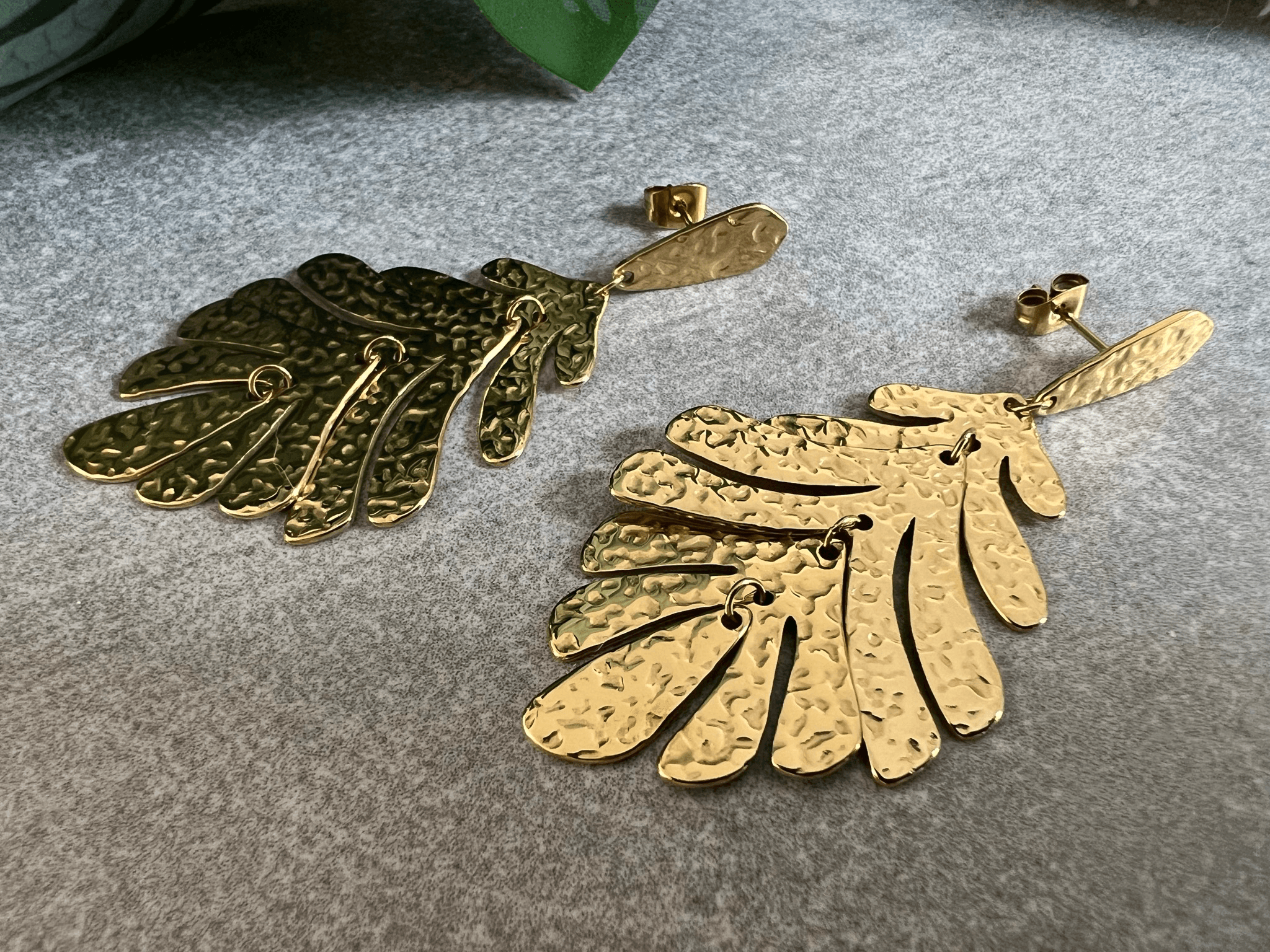Boucles d’oreilles KAISSY feuilles dorées articulées - Créations Uniques