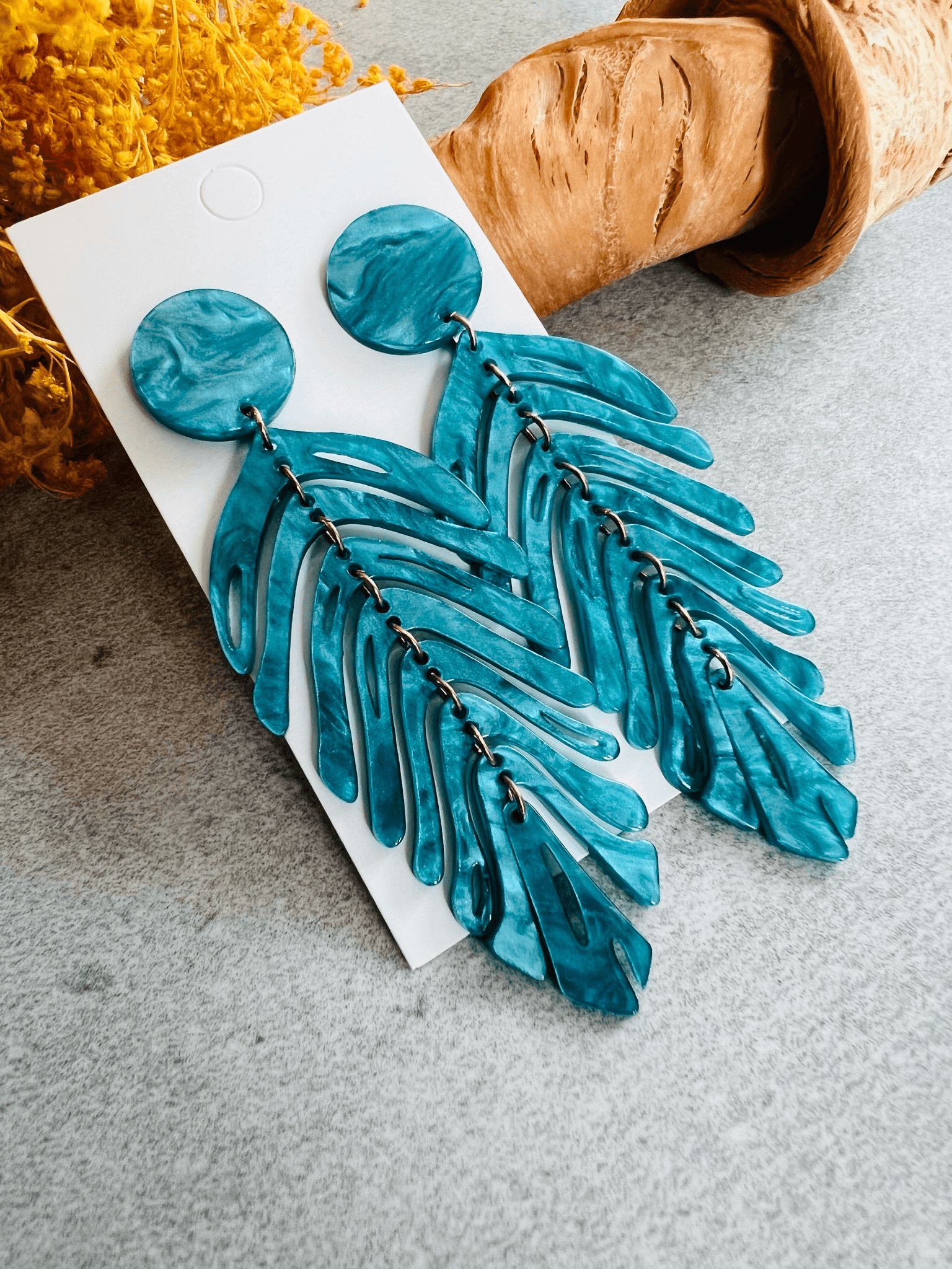 Boucles d’oreilles CHRISTABEL feuilles articulées résine bleues - Créations Uniques