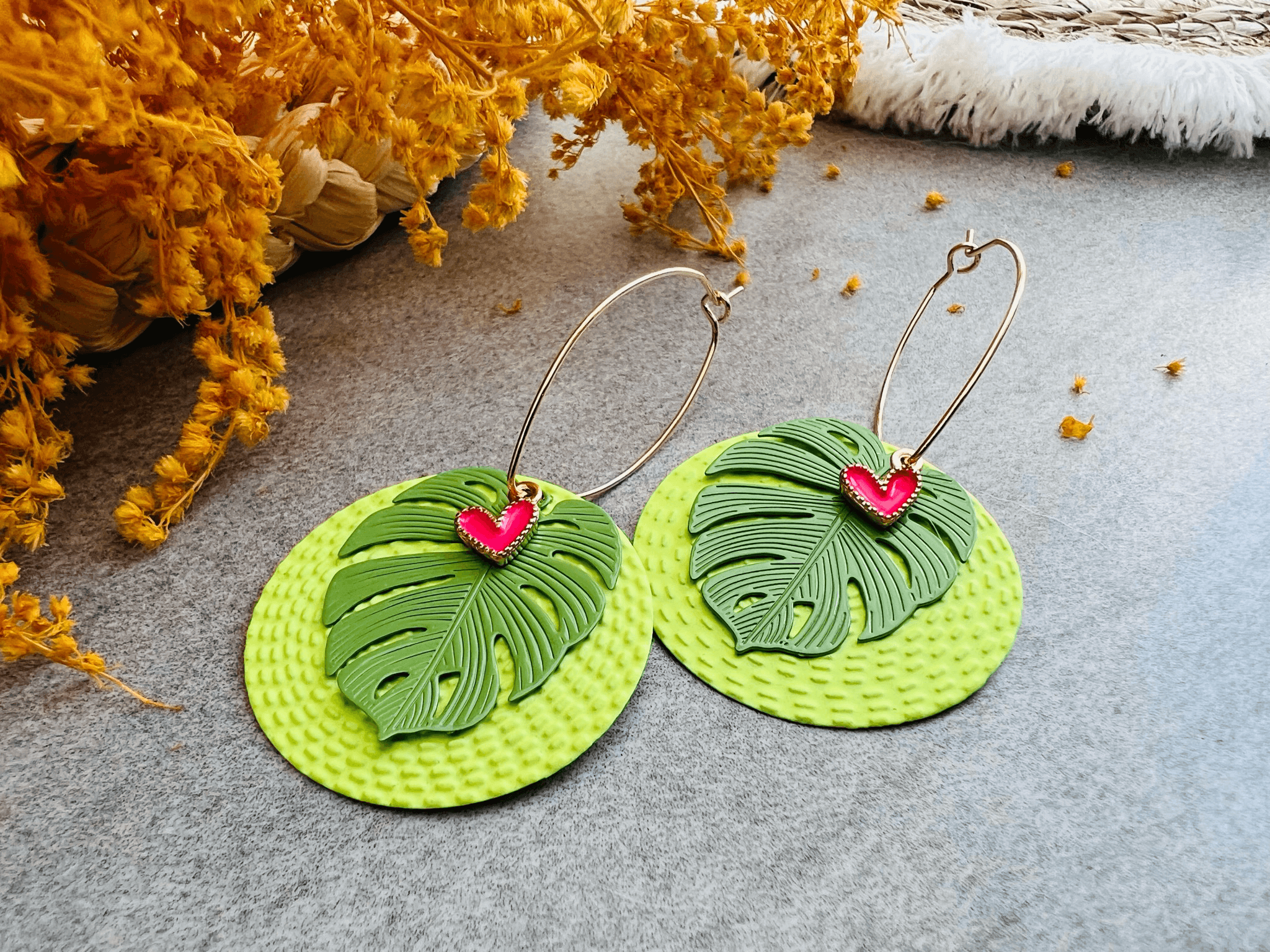 Boucles d’oreilles LOU-AGATHE feuilles tropicales vertes touche de fluo - Créations Uniques - Créations Uniques