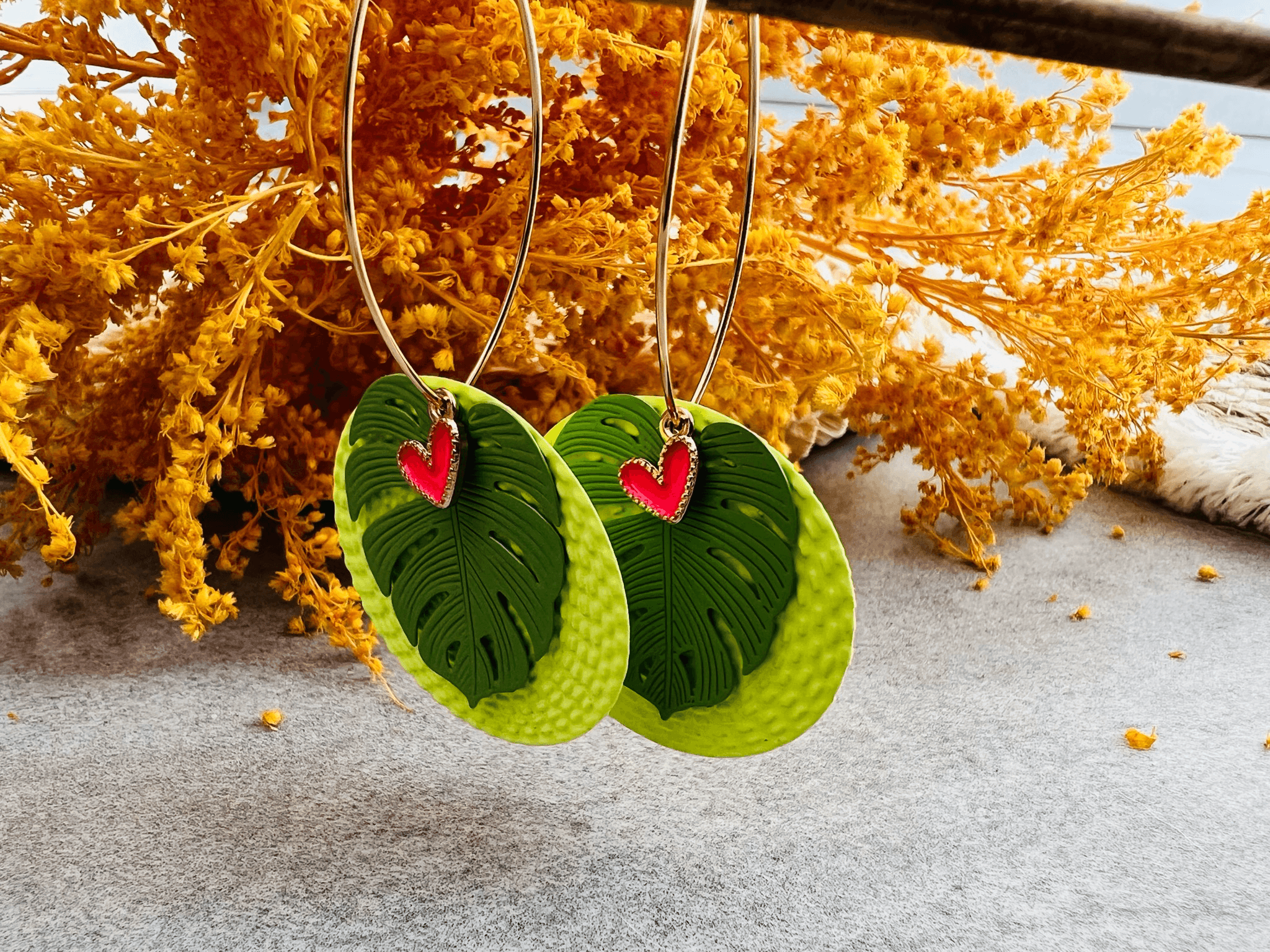 Boucles d’oreilles LOU-AGATHE feuilles tropicales vertes touche de fluo - Créations Uniques - Créations Uniques