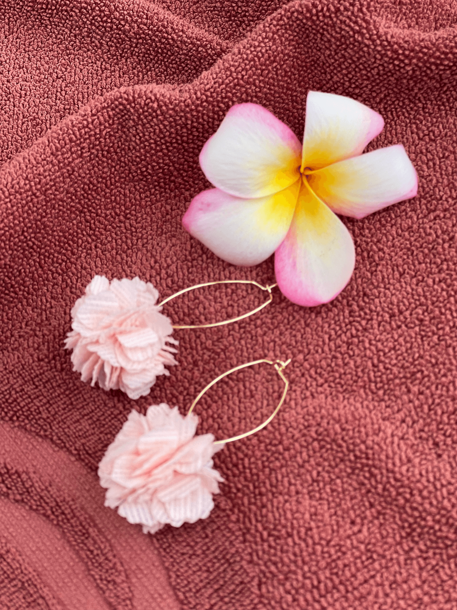 Boucles d’oreilles REESE pompons rose clair - Créations Uniques - Créations Uniques