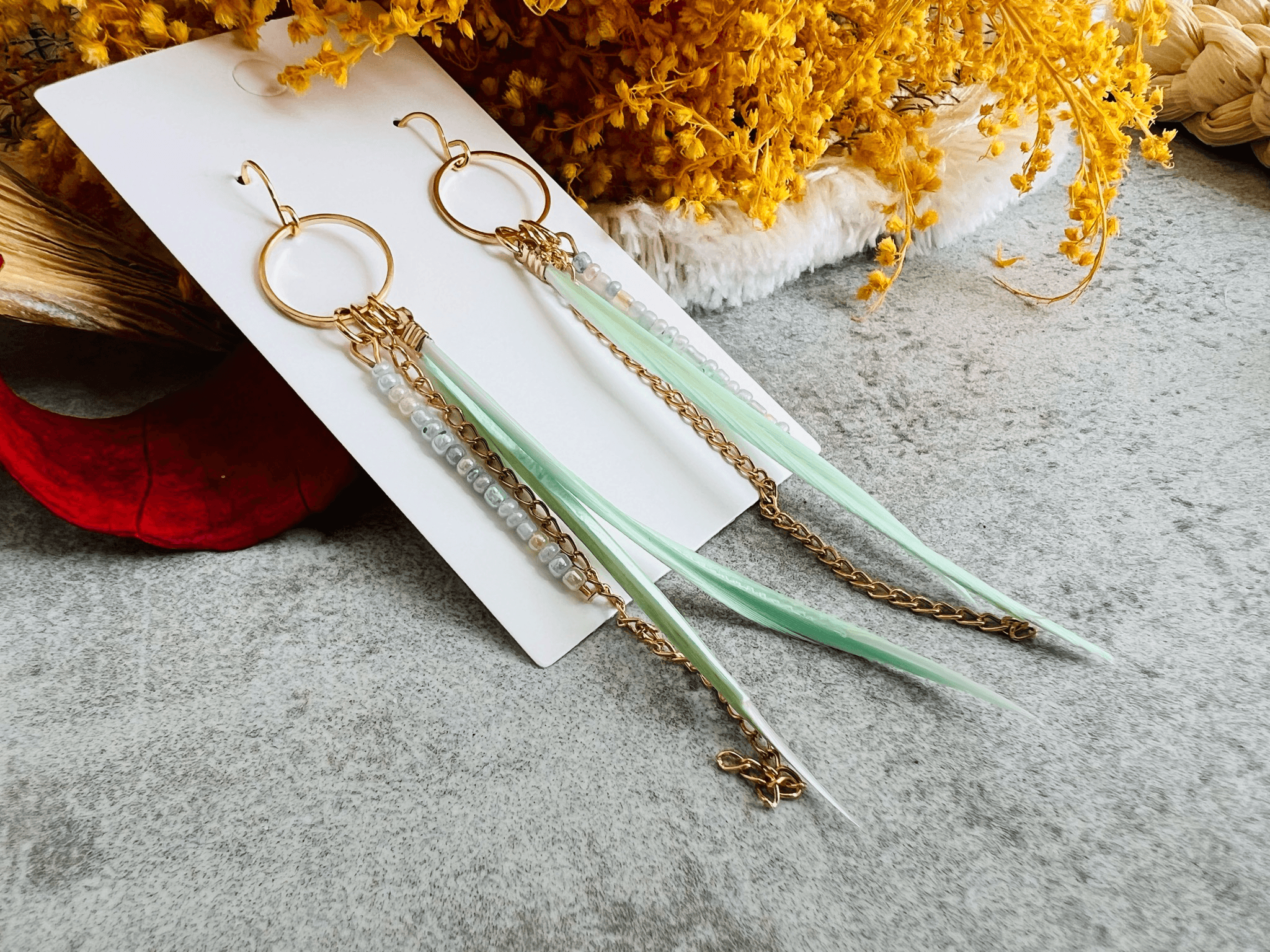 Boucles d’oreilles TANNYA fines plumes vert pastel - Créations Uniques