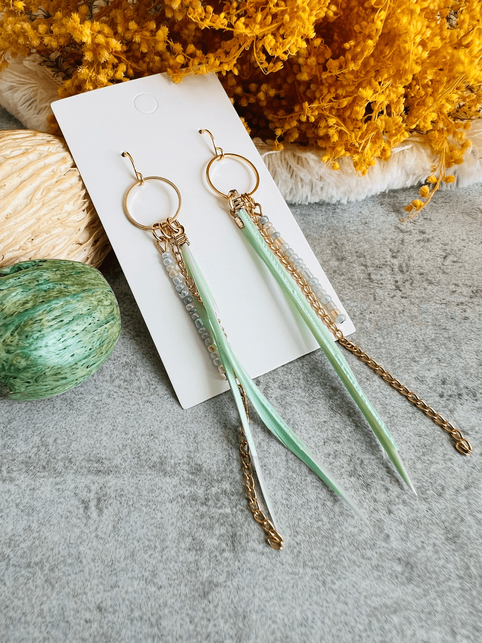Boucles d’oreilles TANNYA fines plumes vert pastel - Créations Uniques