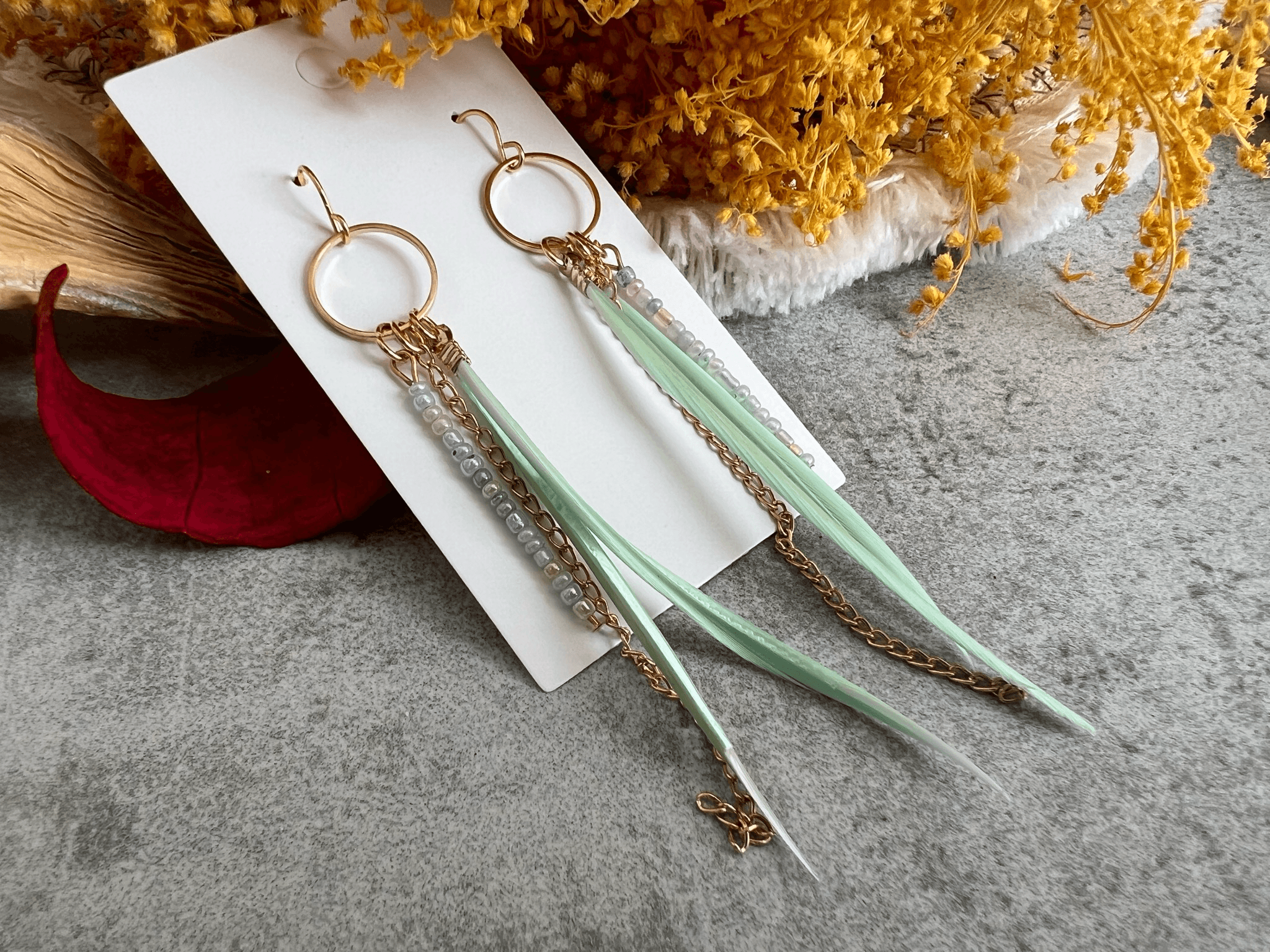 Boucles d’oreilles TANNYA fines plumes vert pastel - Créations Uniques