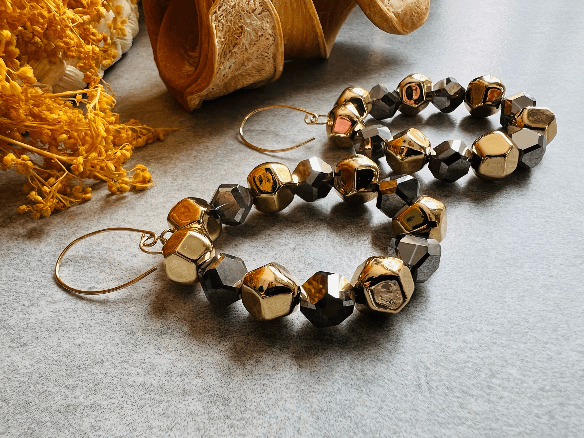 Boucles d’oreilles MOÏRA - perles dorées et anthracite - Créations Uniques