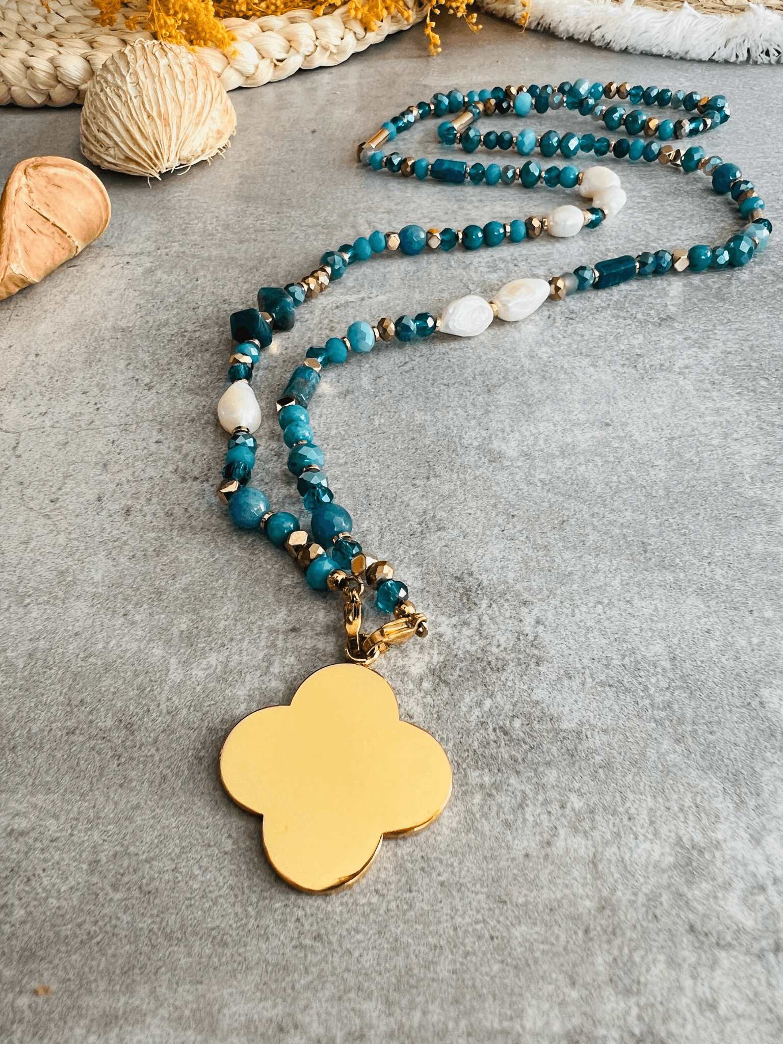 Collier de perles bleues pendentif doré TATYANA - Créations Uniques