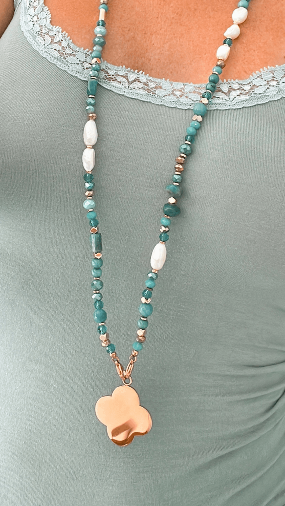 Collier de perles bleues pendentif doré TATYANA - Créations Uniques