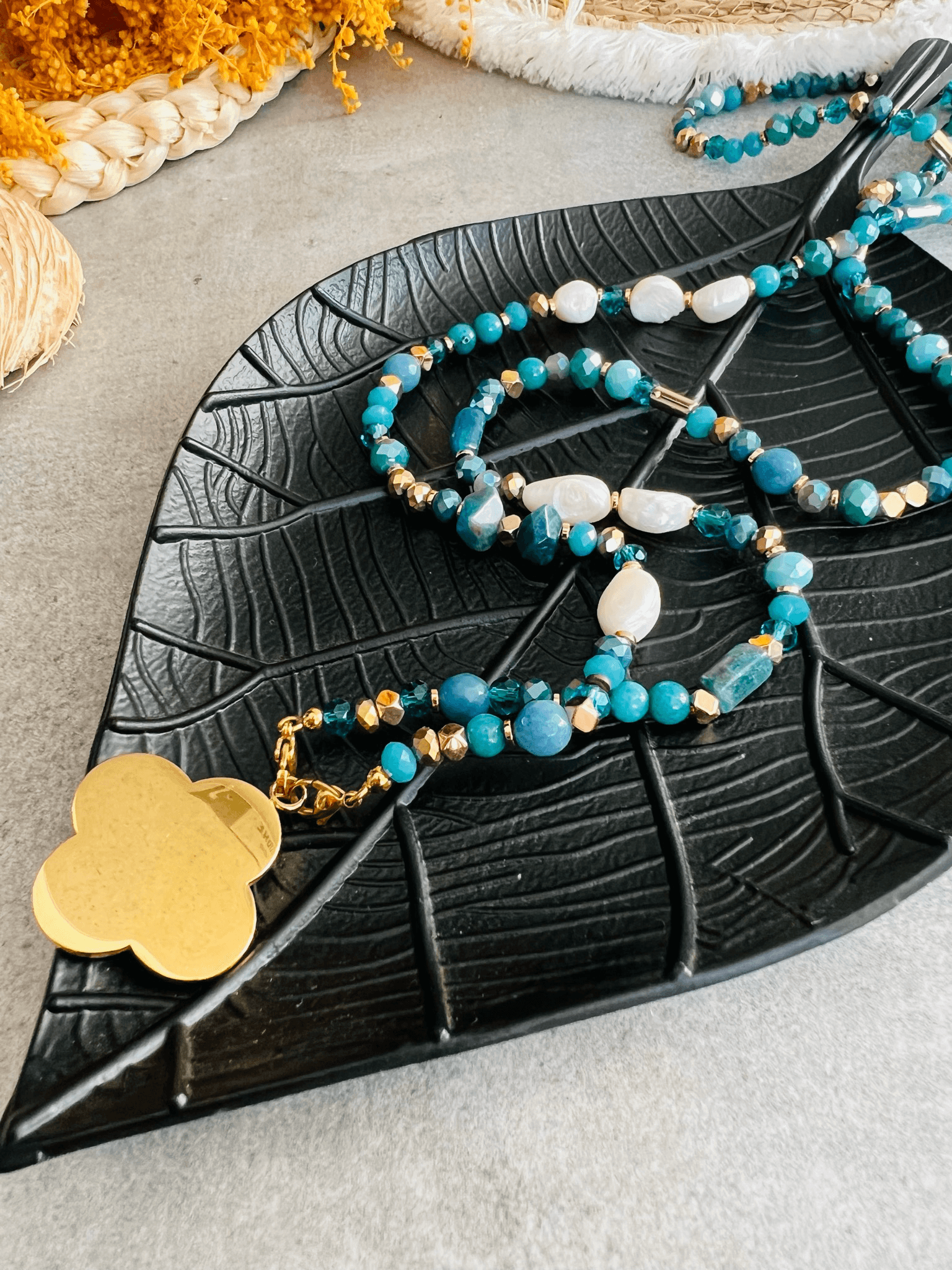 Collier de perles bleues pendentif doré TATYANA - Créations Uniques