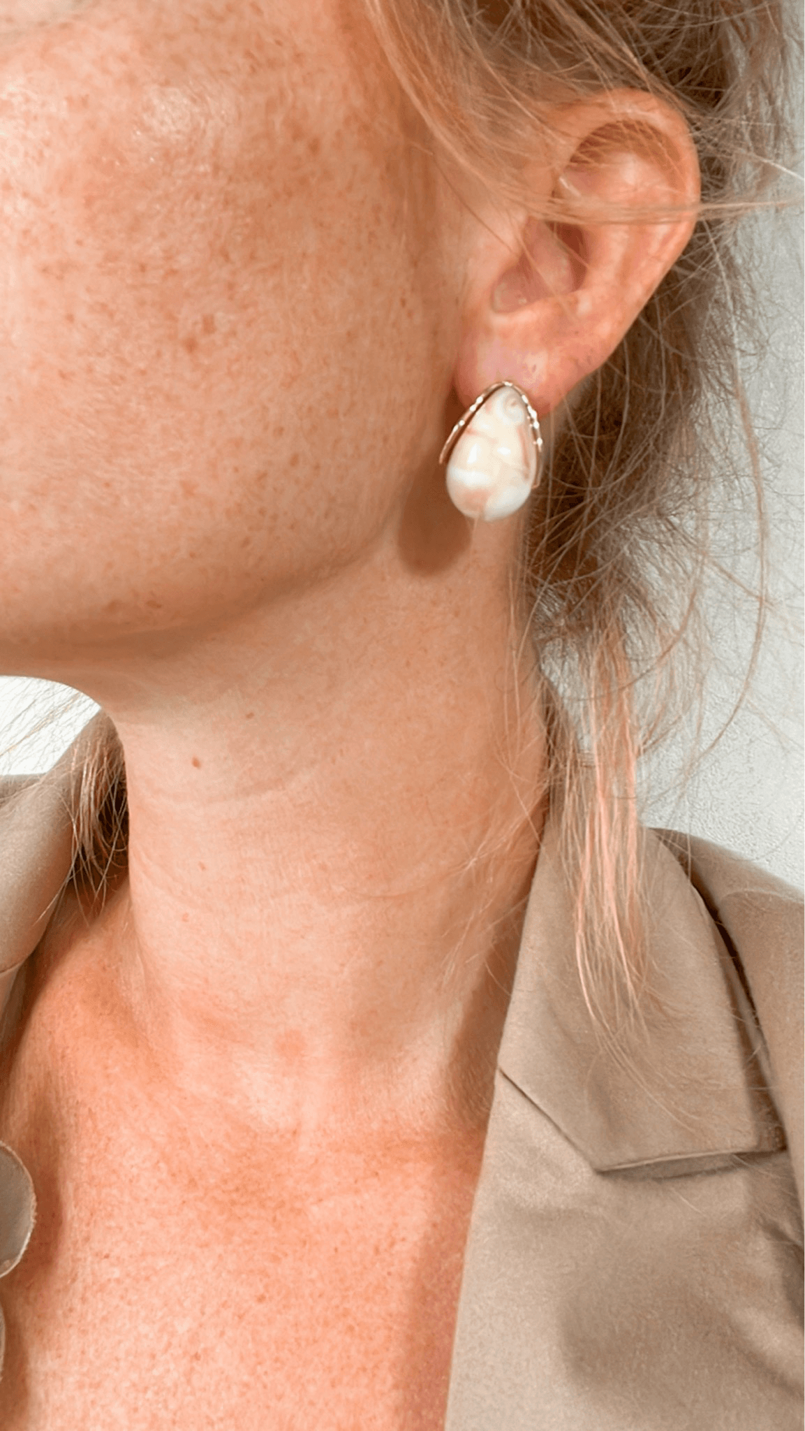 Boucles d’oreilles petites gouttes beiges DENISE - Créations Uniques