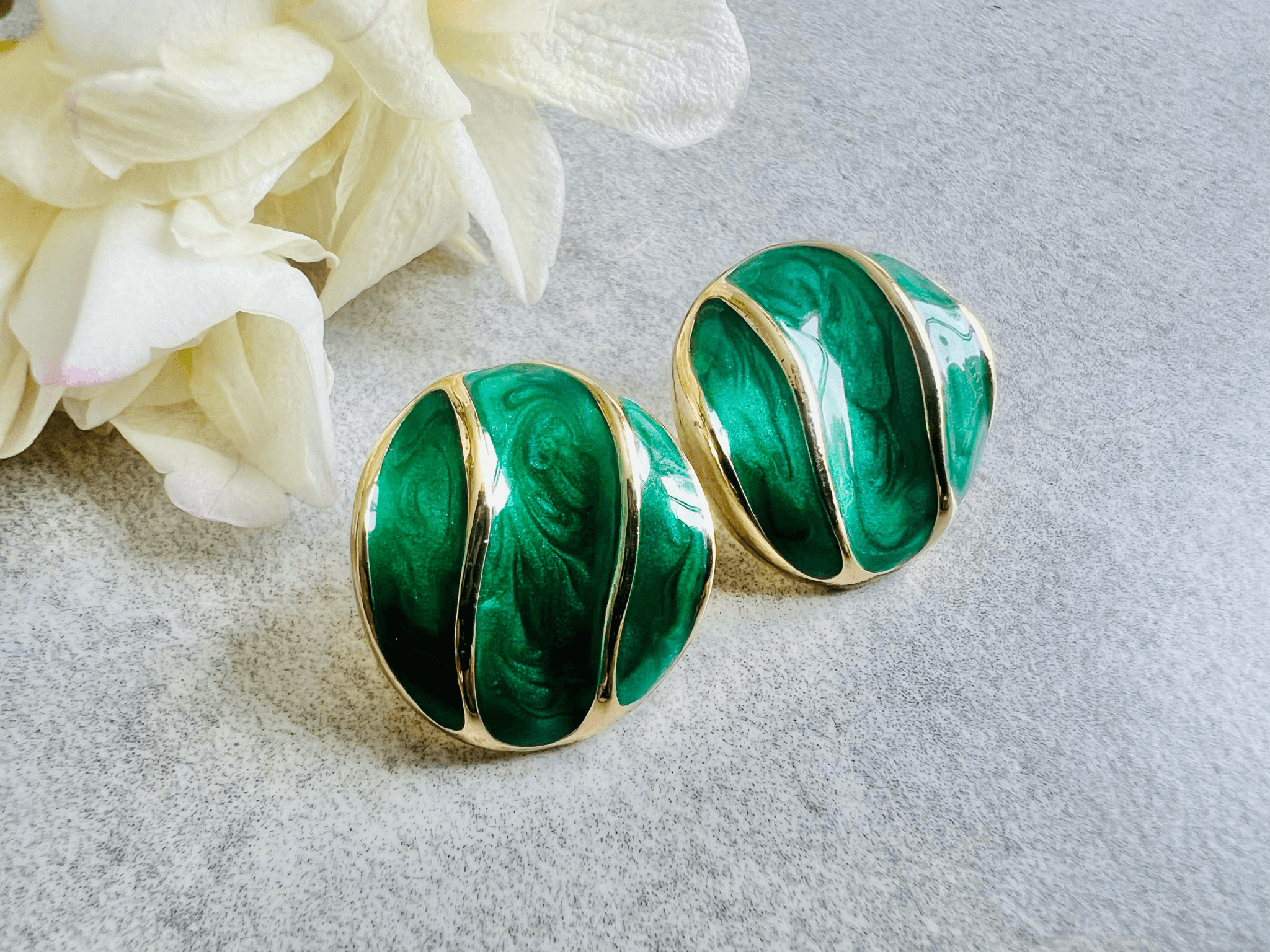 Boucles d’oreilles DAISY chic et courtes couleur vert - Créations Uniques