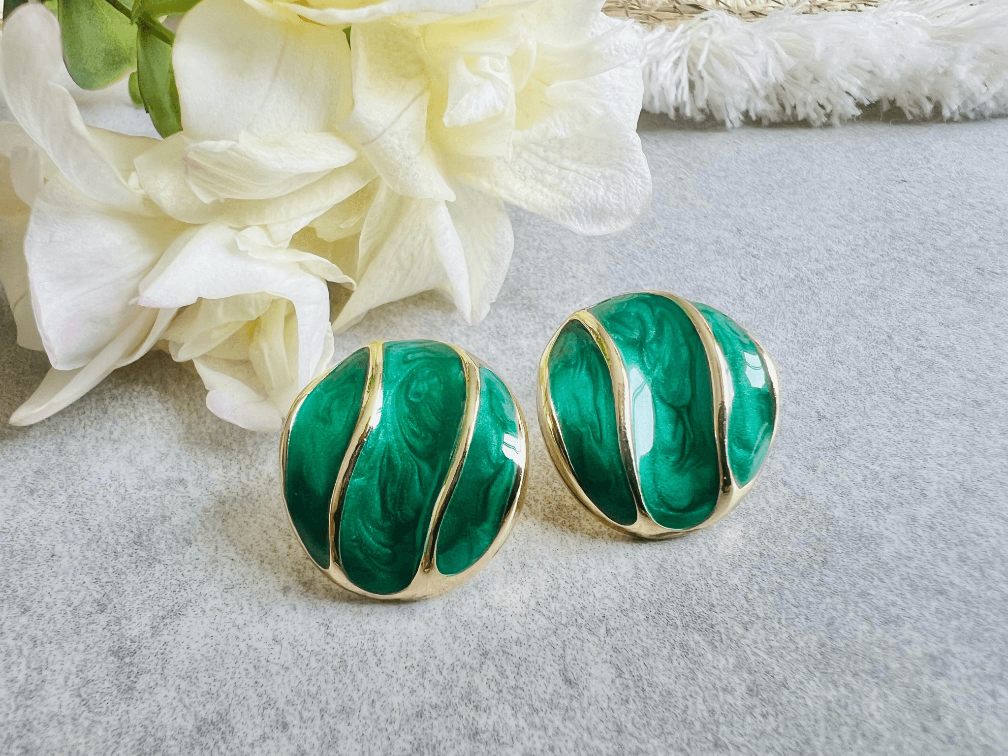 Boucles d’oreilles DAISY chic et courtes couleur vert - Créations Uniques