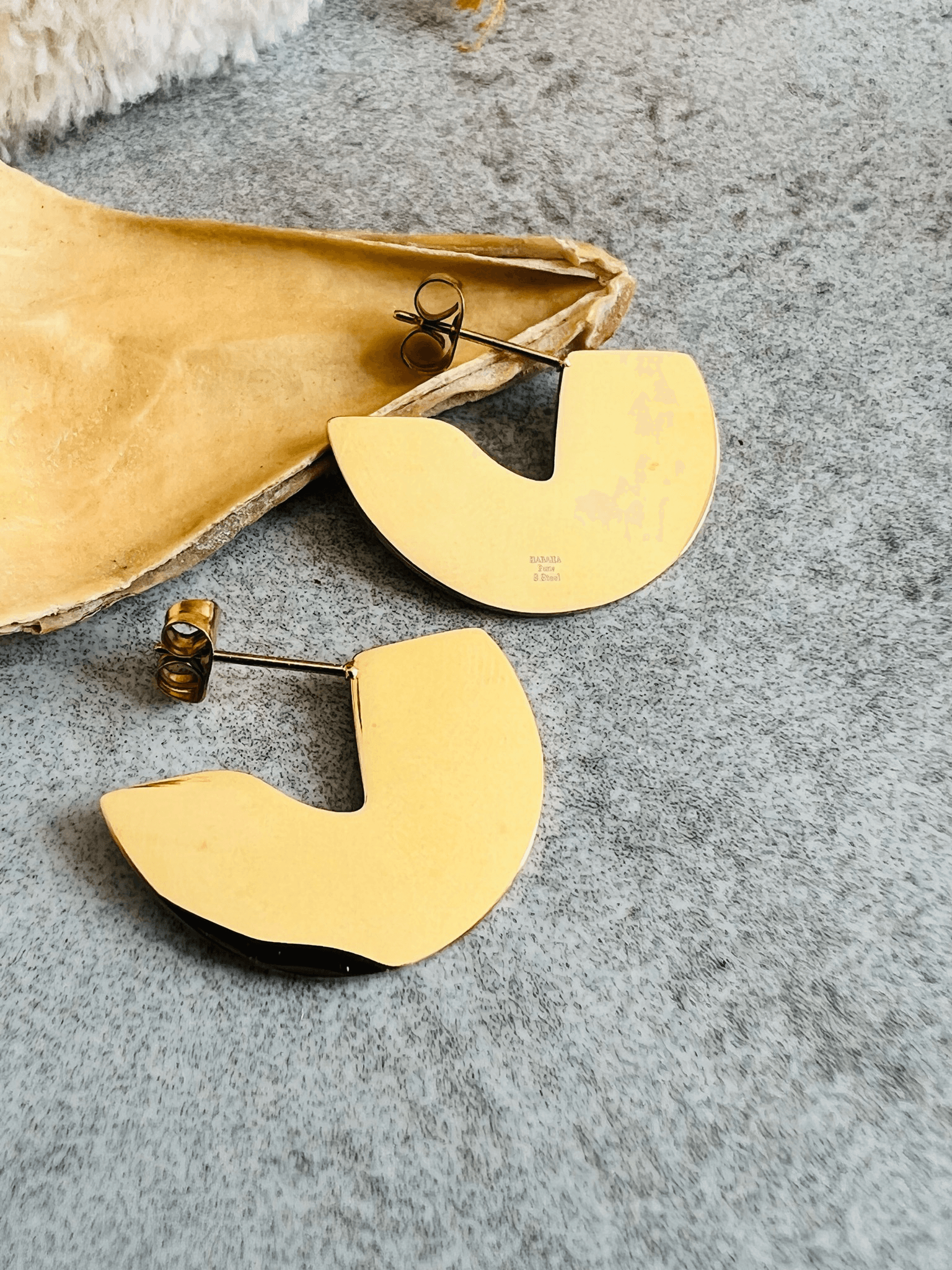 Boucles d’oreilles VIVIANNE demi cercles dorés style casual - Créations Uniques