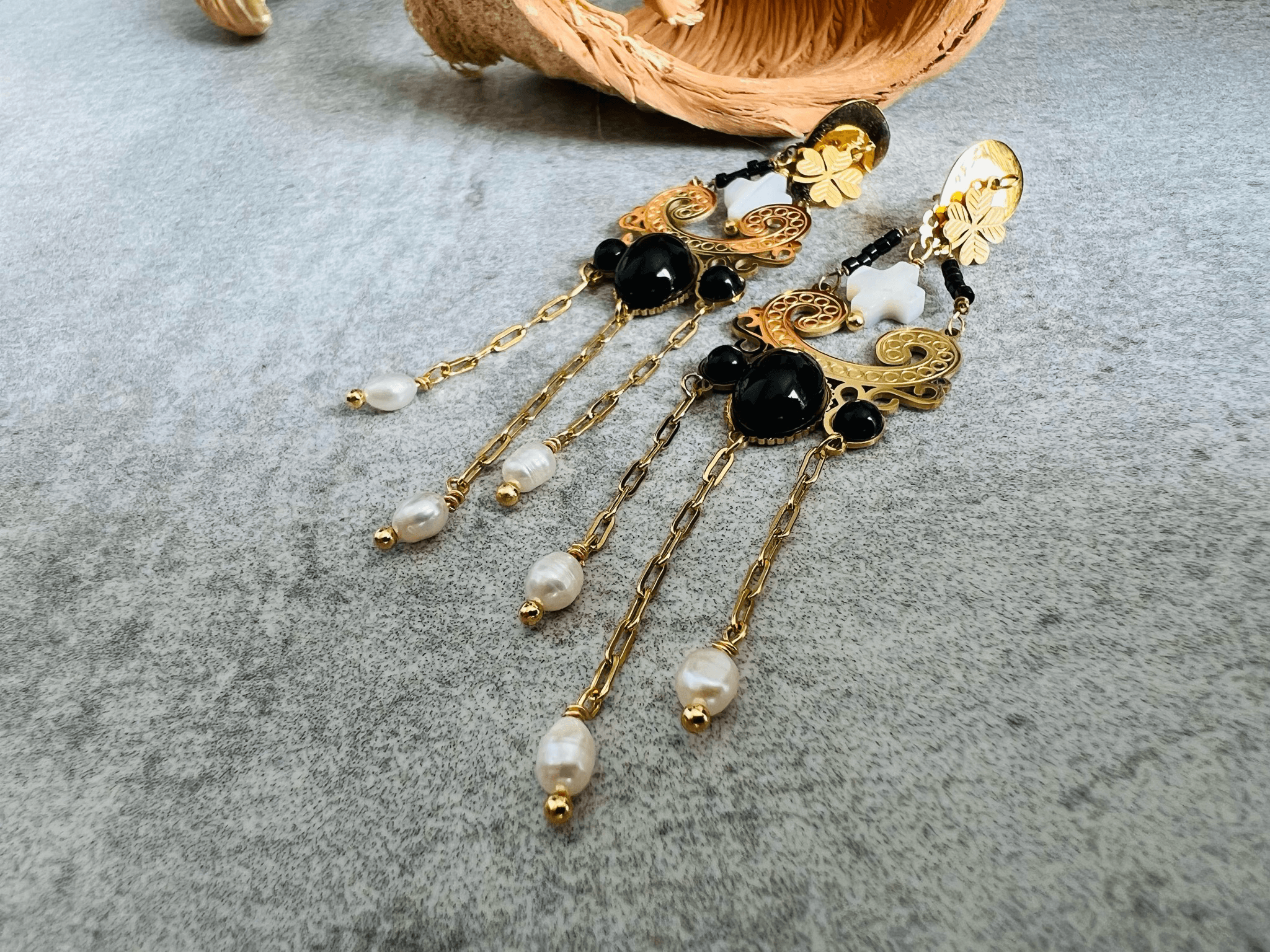 Boucles d’oreilles FELISE chainettes et mini croix blanc nacré - Créations Uniques