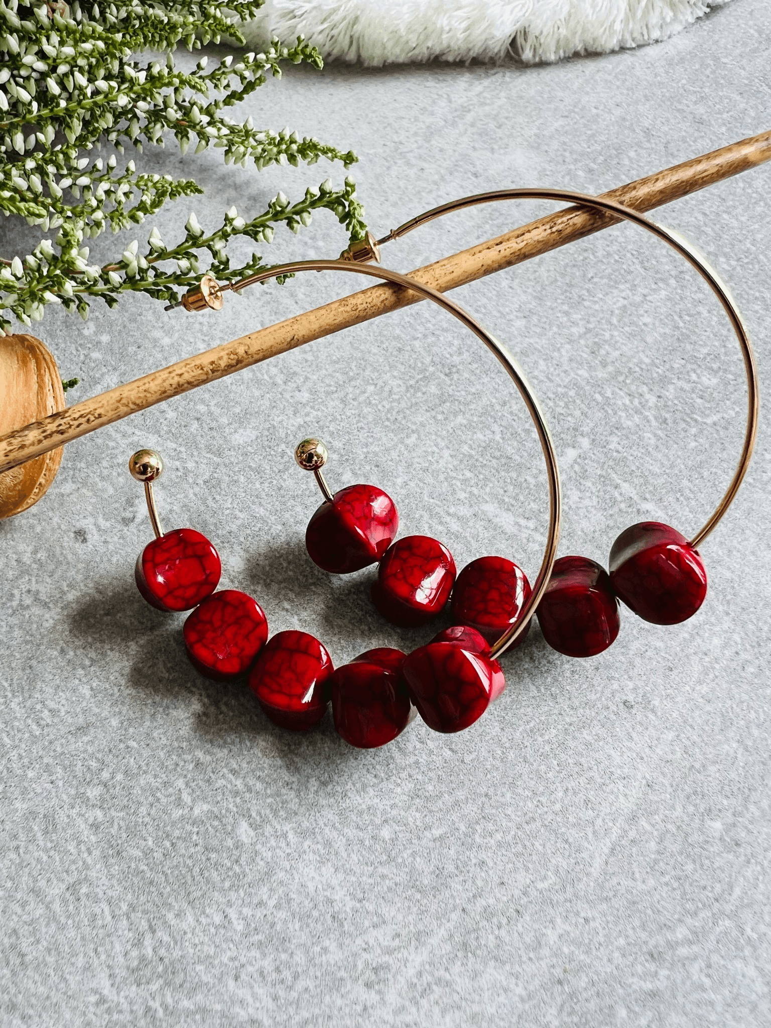 Boucles d’oreilles DONNA anneaux créoles et perles bordeaux - Créations Uniques - Créations Uniques