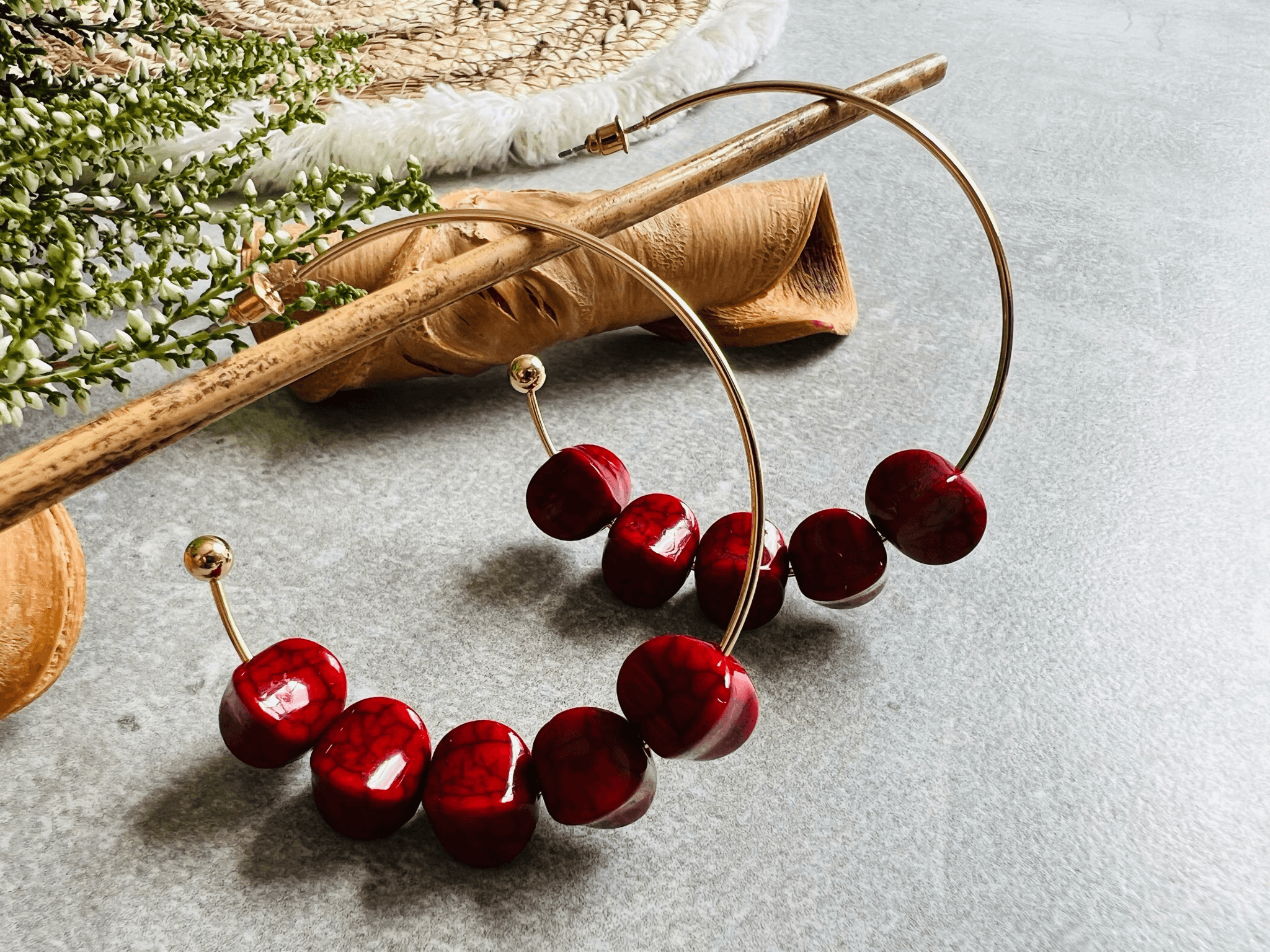 Boucles d’oreilles DONNA anneaux créoles et perles bordeaux - Créations Uniques - Créations Uniques