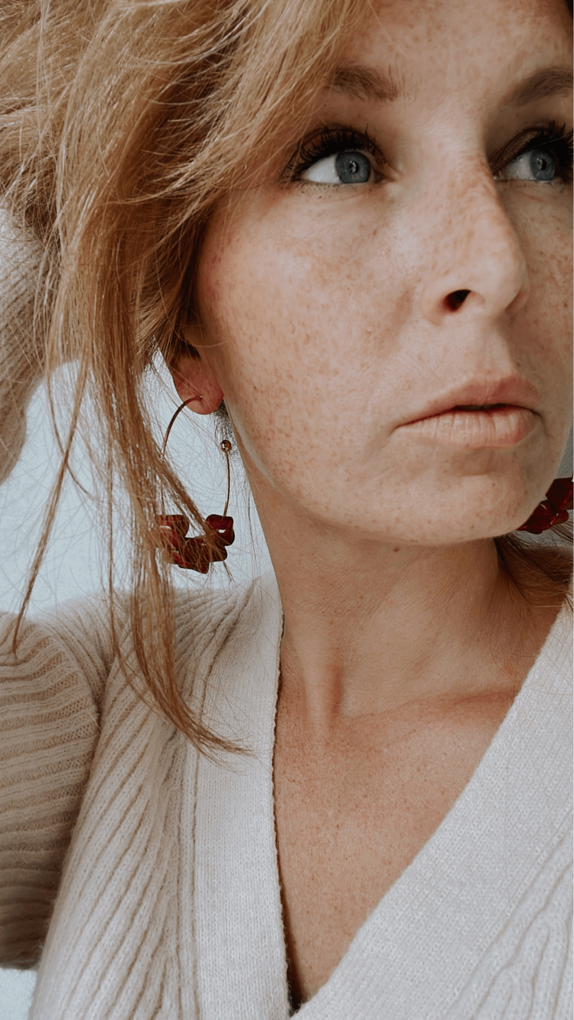 Boucles d’oreilles DONNA anneaux créoles et perles bordeaux - Créations Uniques - Créations Uniques