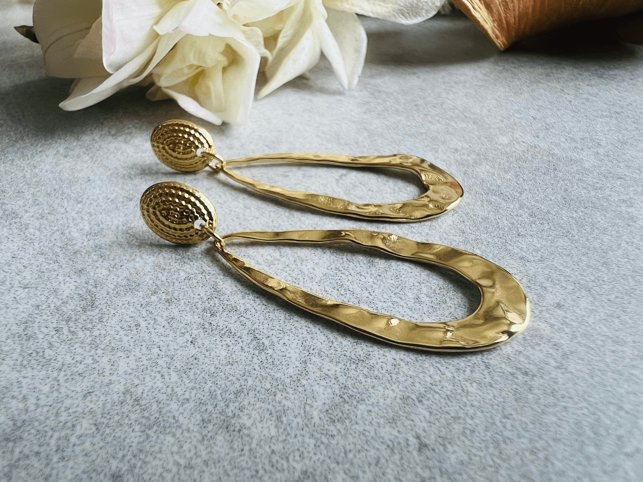 Boucles d’oreilles ALLI gouttes dorées martelées - Créations Uniques