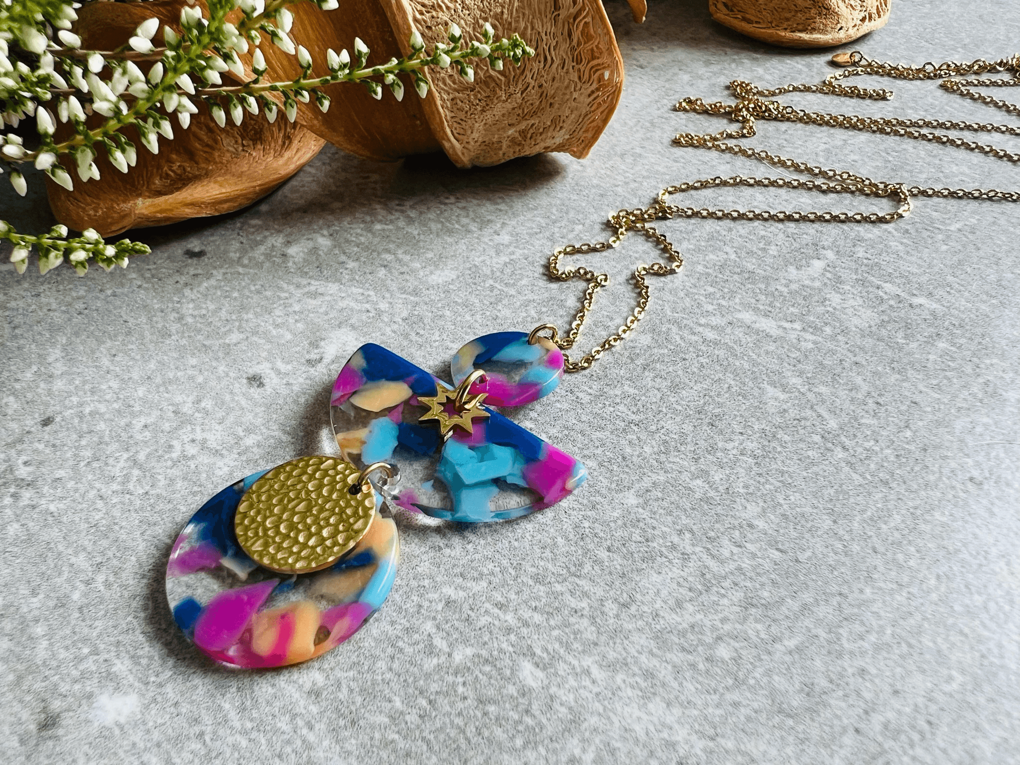 Collier ARIANA pendentif résine violet bleu - Créations Uniques