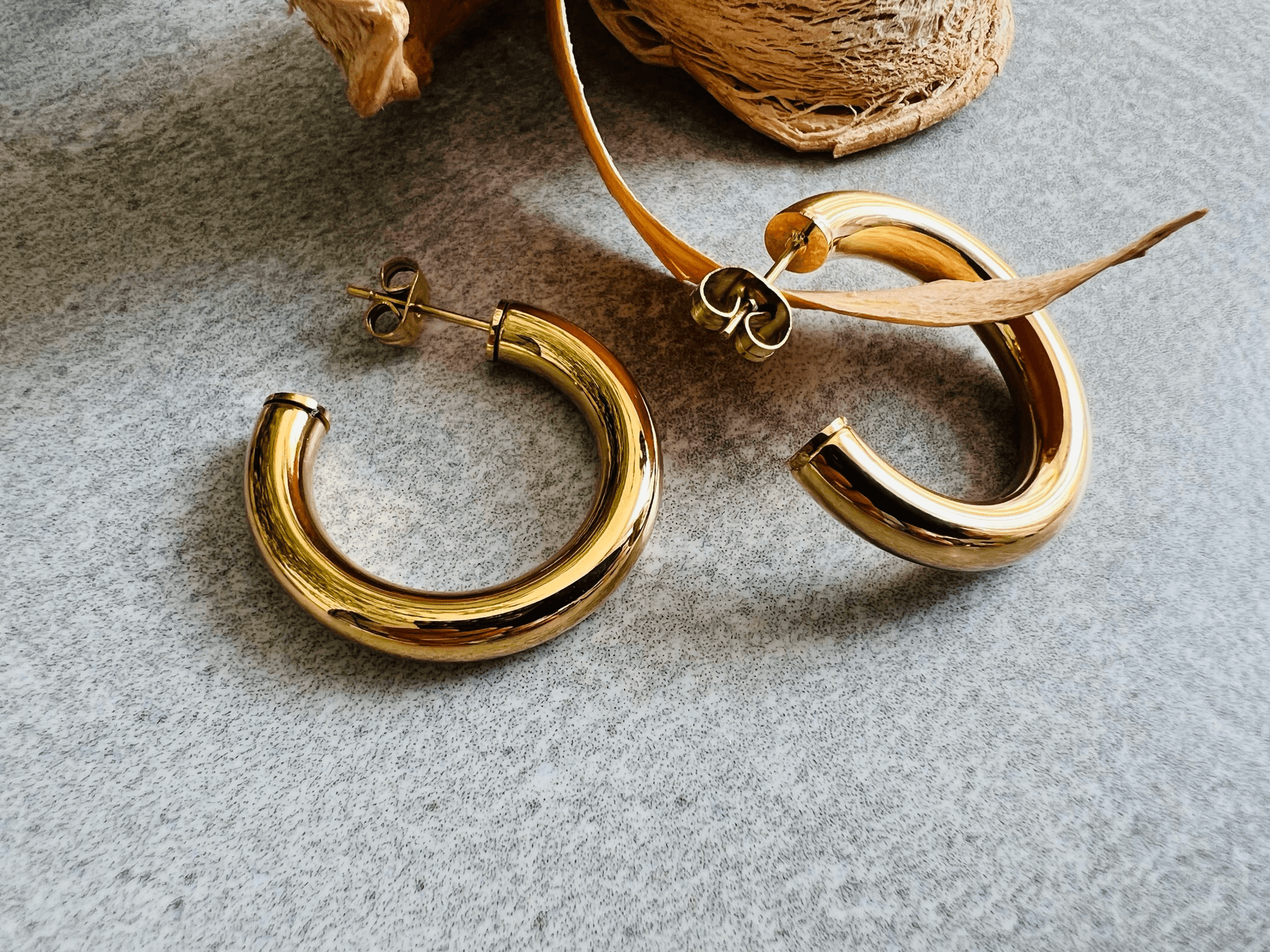 Boucles d’oreilles CLARENCE petites créoles dorées - Créations Uniques