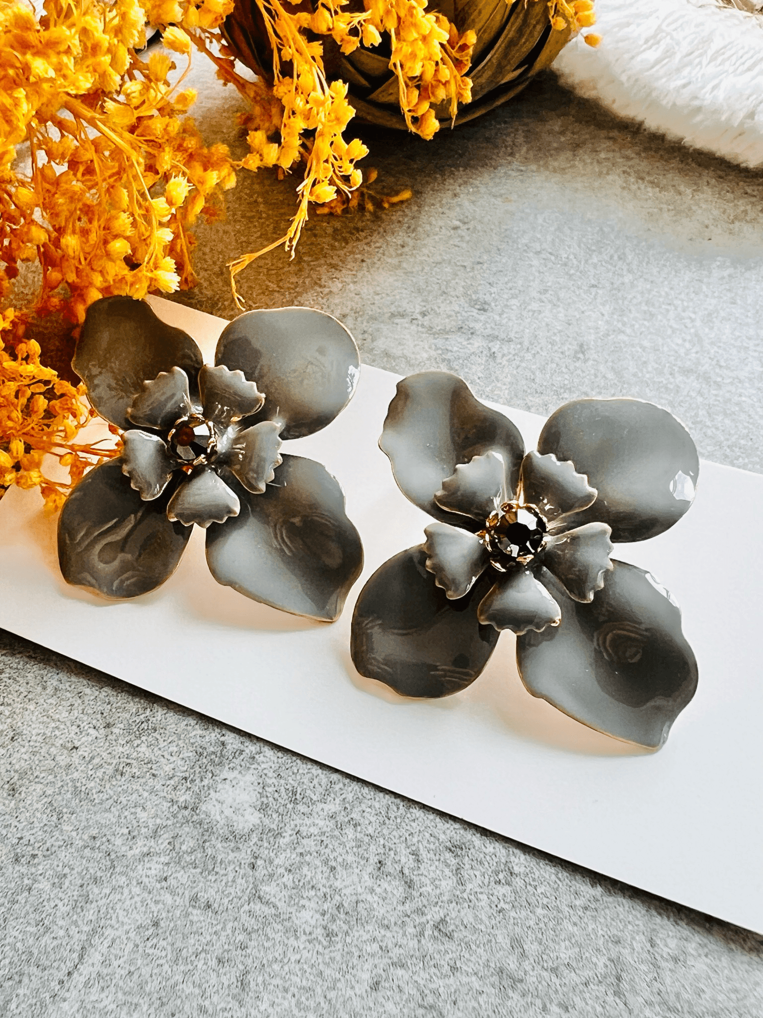 Boucles d’oreilles MARCELLE fleurs grises chic - Créations Uniques