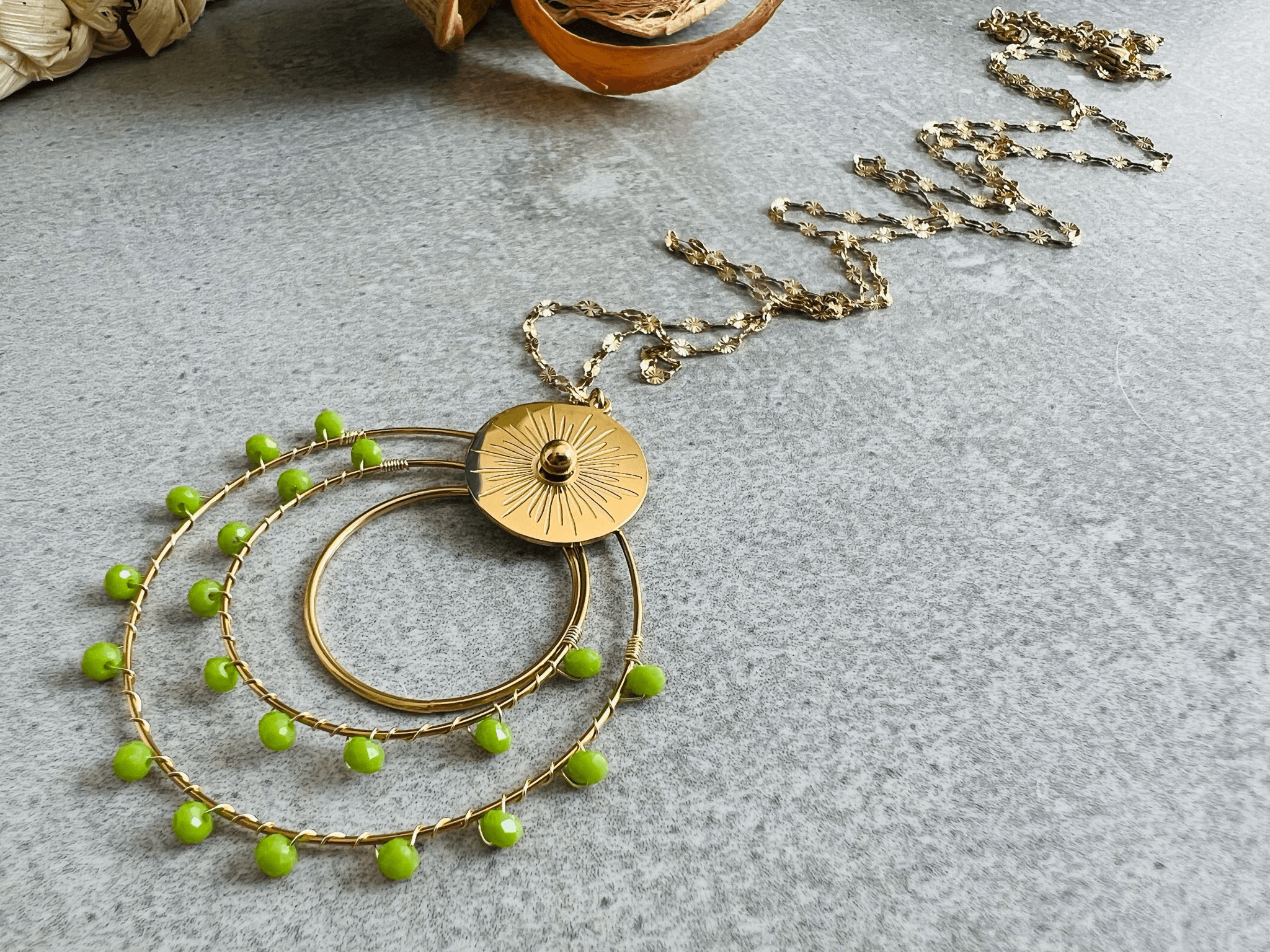 Collier BERTHE pendentif anneaux décorés de perles vert pomme - Créations Uniques