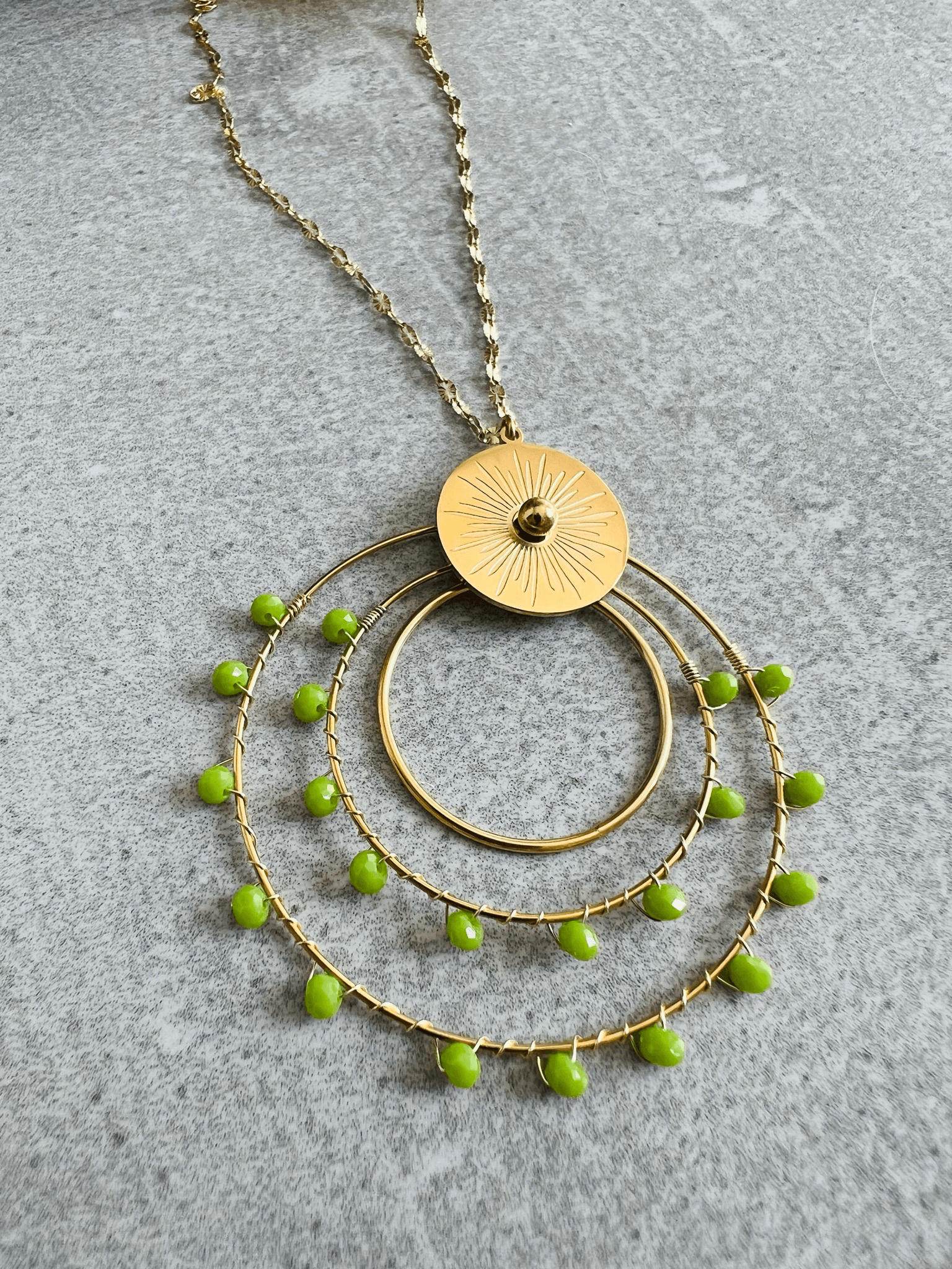 Collier BERTHE pendentif anneaux décorés de perles vert pomme - Créations Uniques