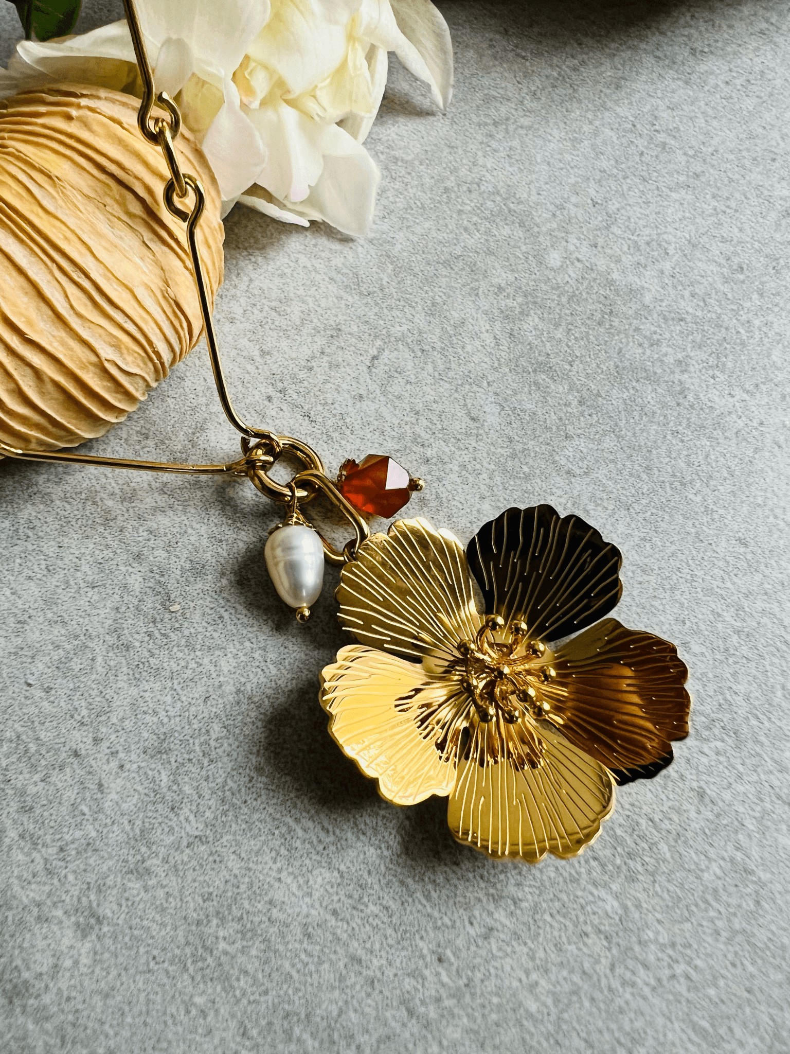 Collier MARILOU sautoir pendentif fleur dorée, perles blanc nacré - Créations Uniques