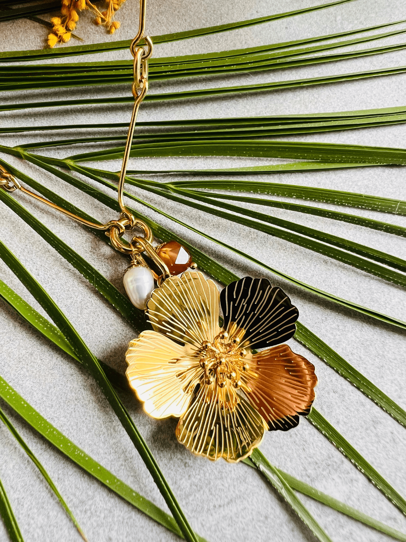 Collier MARILOU sautoir pendentif fleur dorée, perles blanc nacré - Créations Uniques
