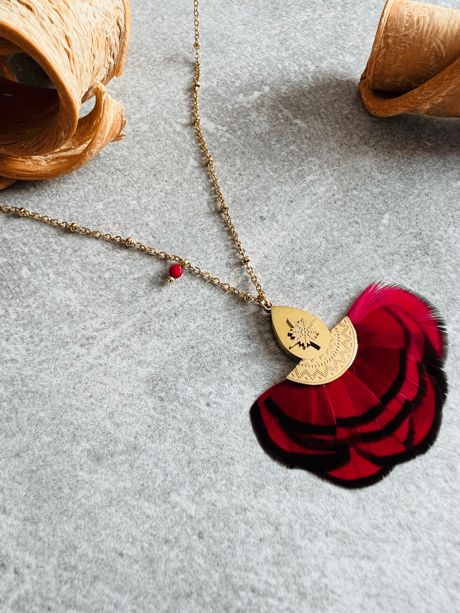 Collier KRISTIN plumes rouges bordeaux bordures noires. - Créations Uniques