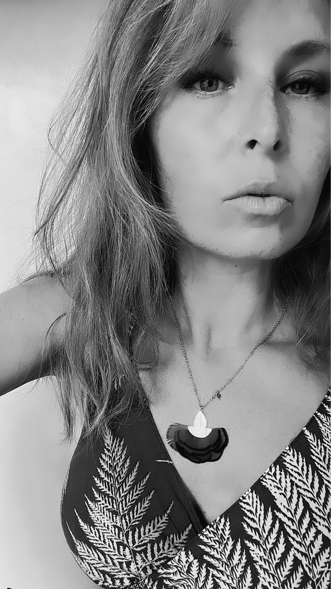 Collier KRISTIN plumes rouges bordeaux bordures noires. - Créations Uniques