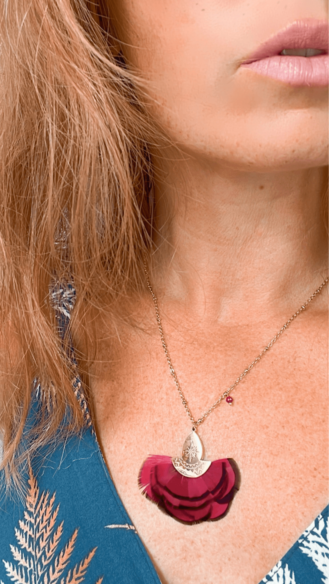 Collier KRISTIN plumes rouges bordeaux bordures noires. - Créations Uniques