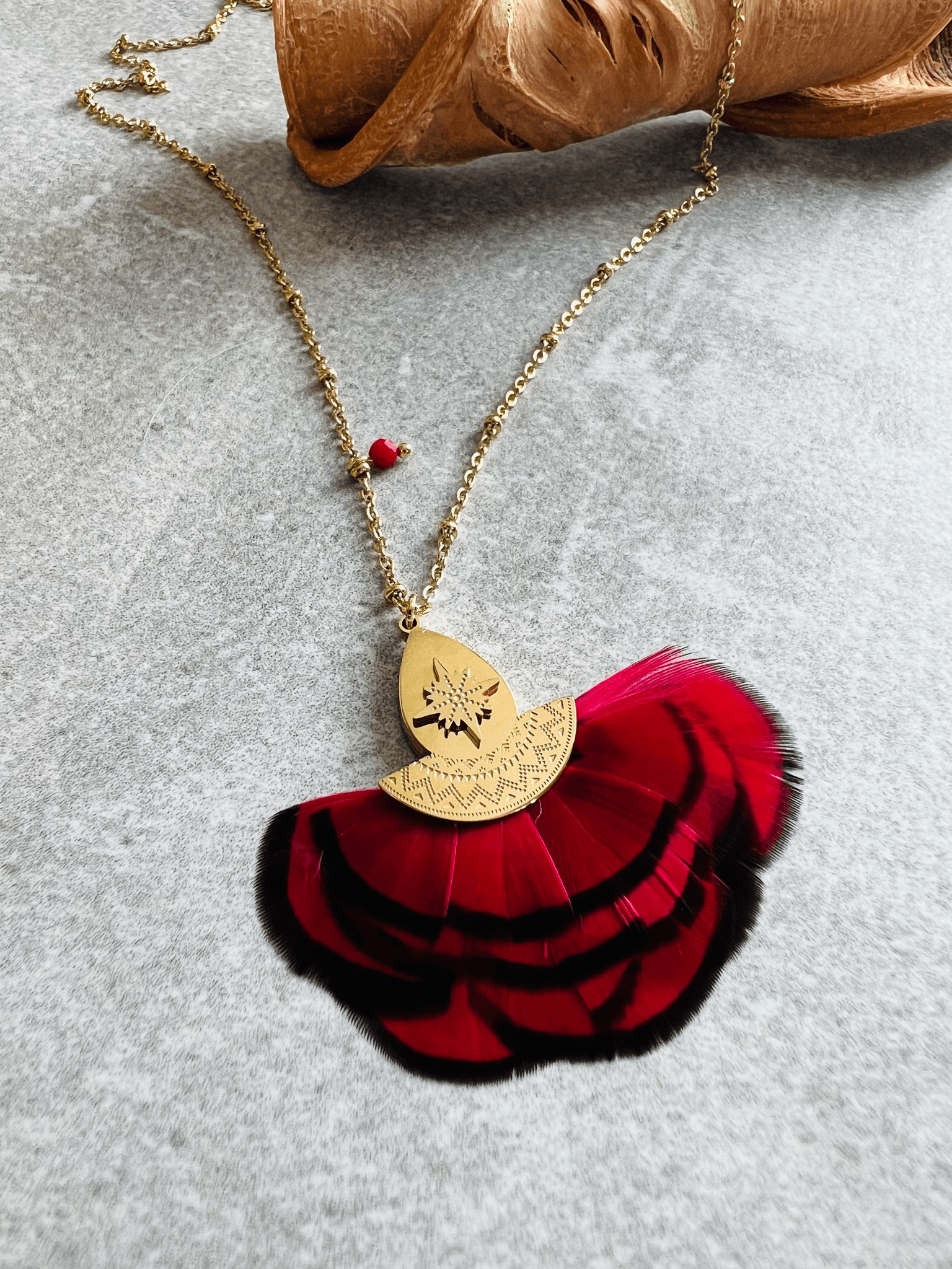 Collier KRISTIN plumes rouges bordeaux bordures noires. - Créations Uniques