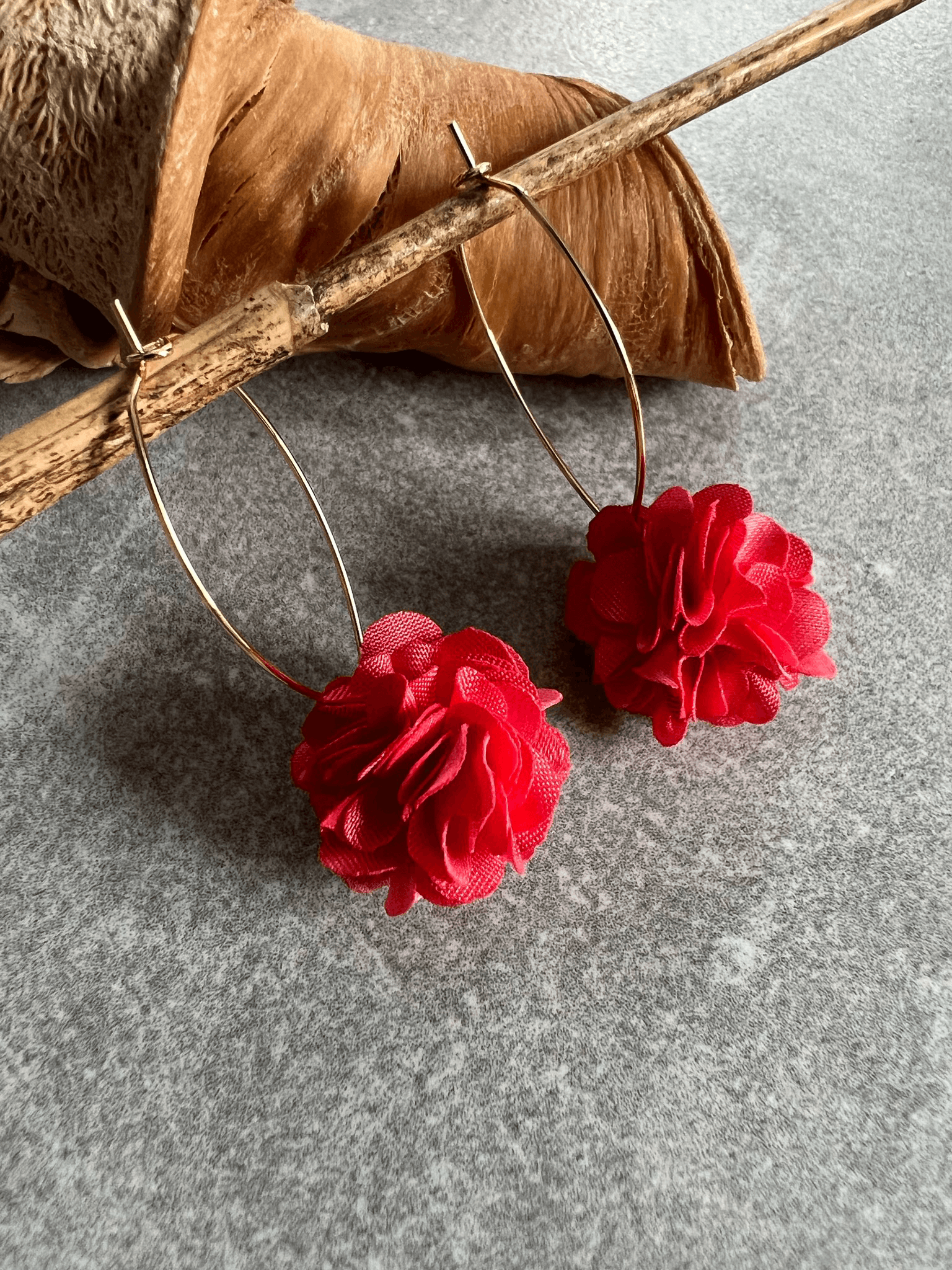 Boucles d’oreilles MURIEL pompons couleur corail - Créations Uniques