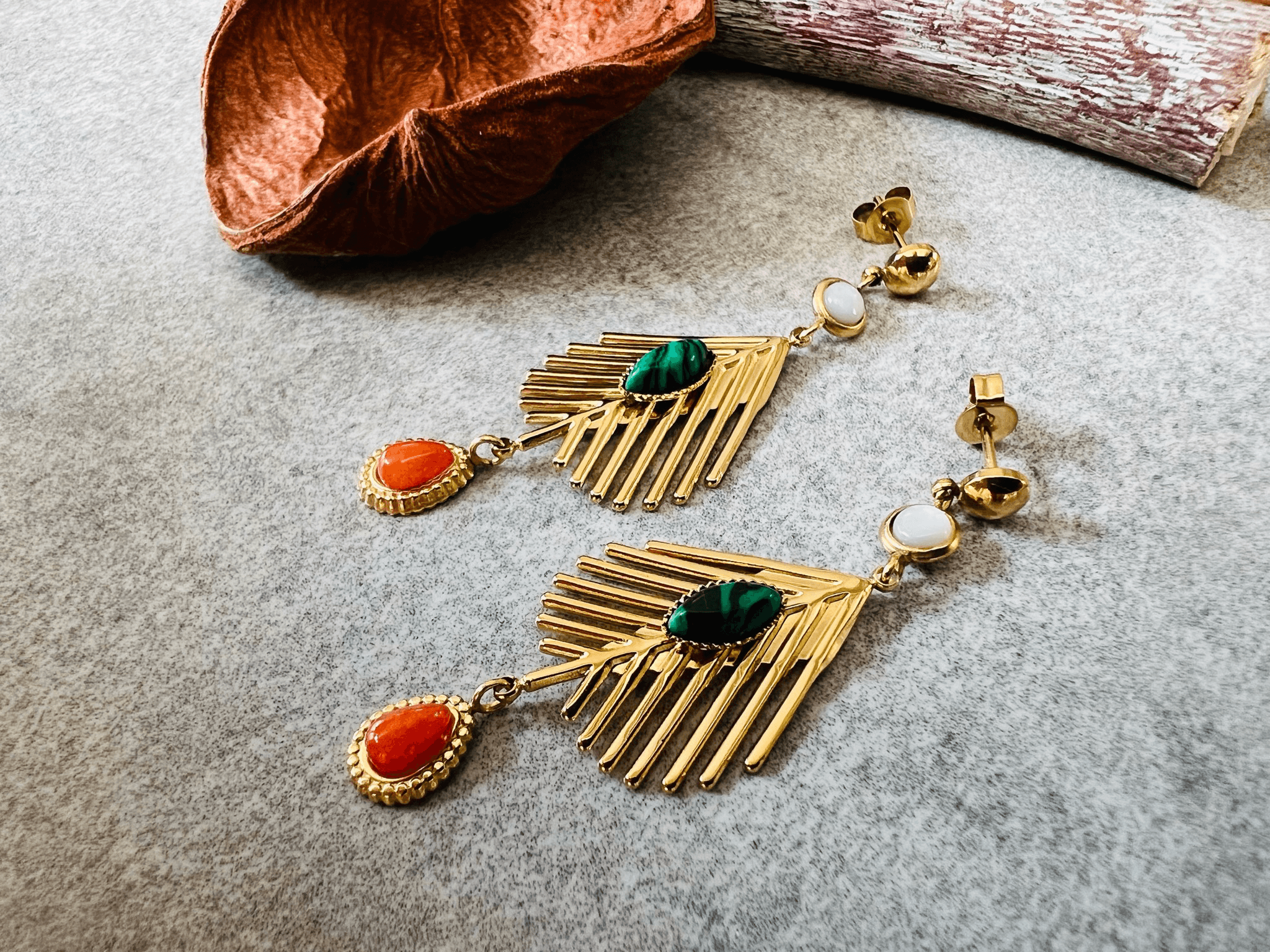 Boucles d’oreilles HILDA feuilles dorées touche de couleur - Créations Uniques