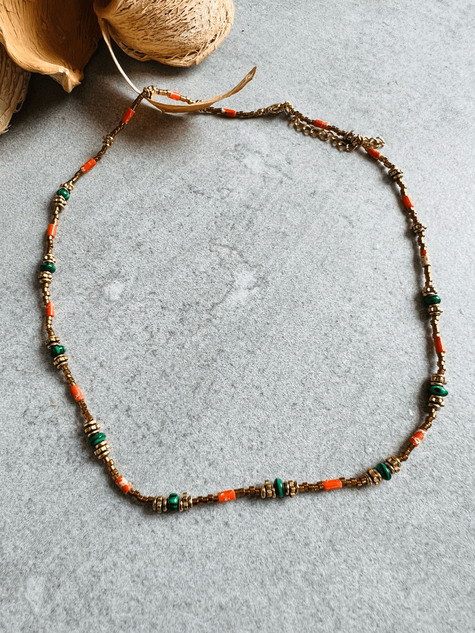 Collier KHIRA ras de cou vert orange - Créations Uniques