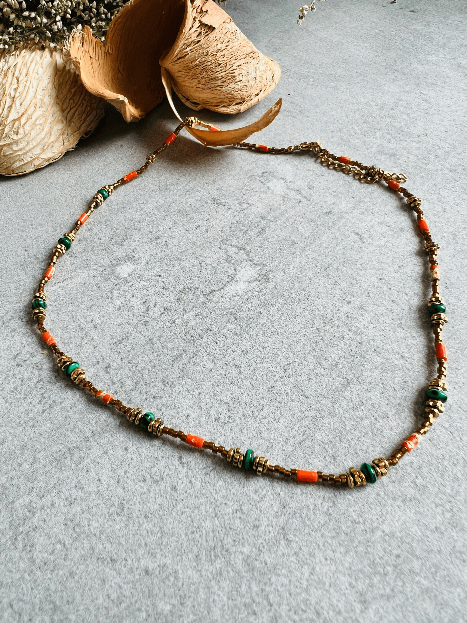 Collier KHIRA ras de cou vert orange - Créations Uniques