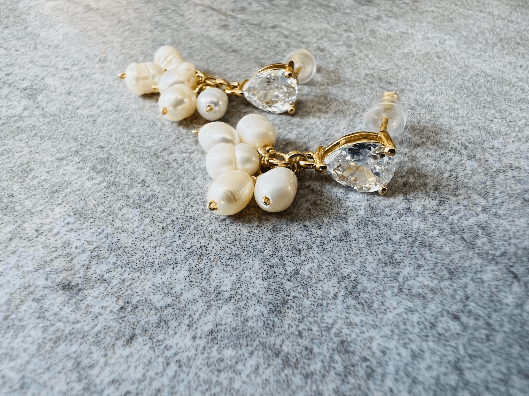 Boucles d’oreilles courtes KALEE perles eau douce blanc nacré clous brillants - Créations Uniques