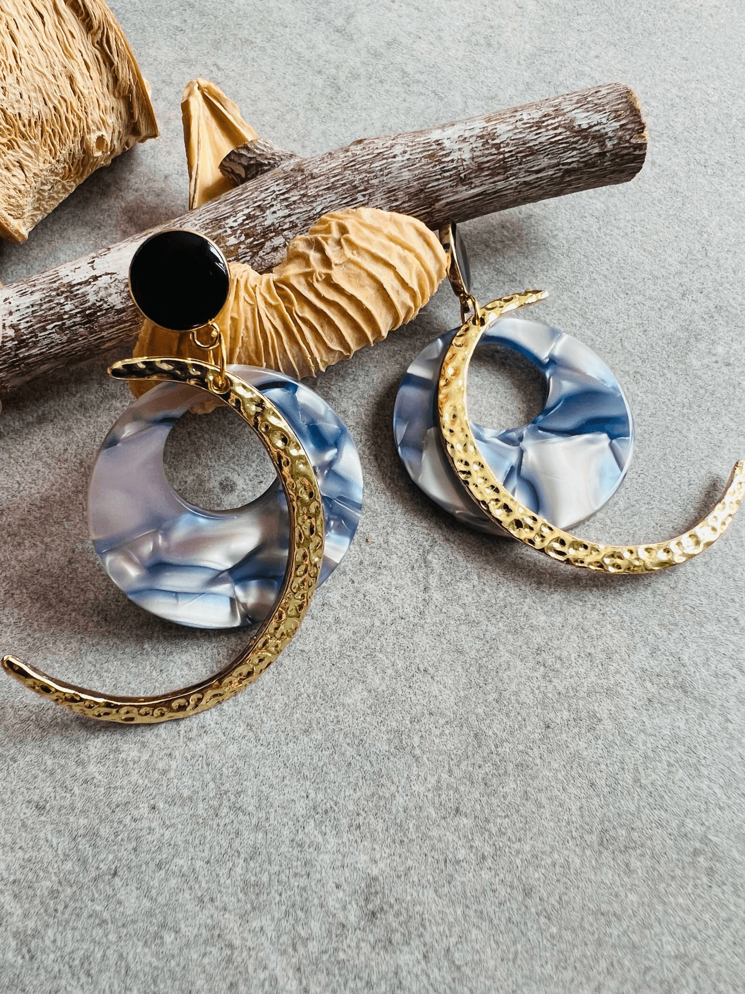 Boucles d’oreilles MACKENZIE lune dorée martelée et résine bleue - Créations Uniques - Créations Uniques