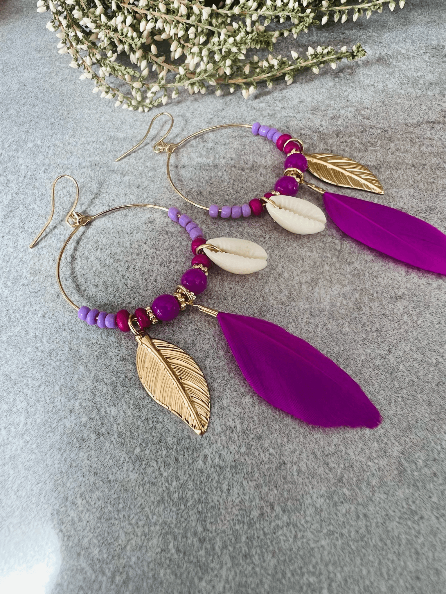 Boucles d’oreilles DAKOTA coquillages grain de café, perles et plumes violettes - Créations Uniques - Créations Uniques