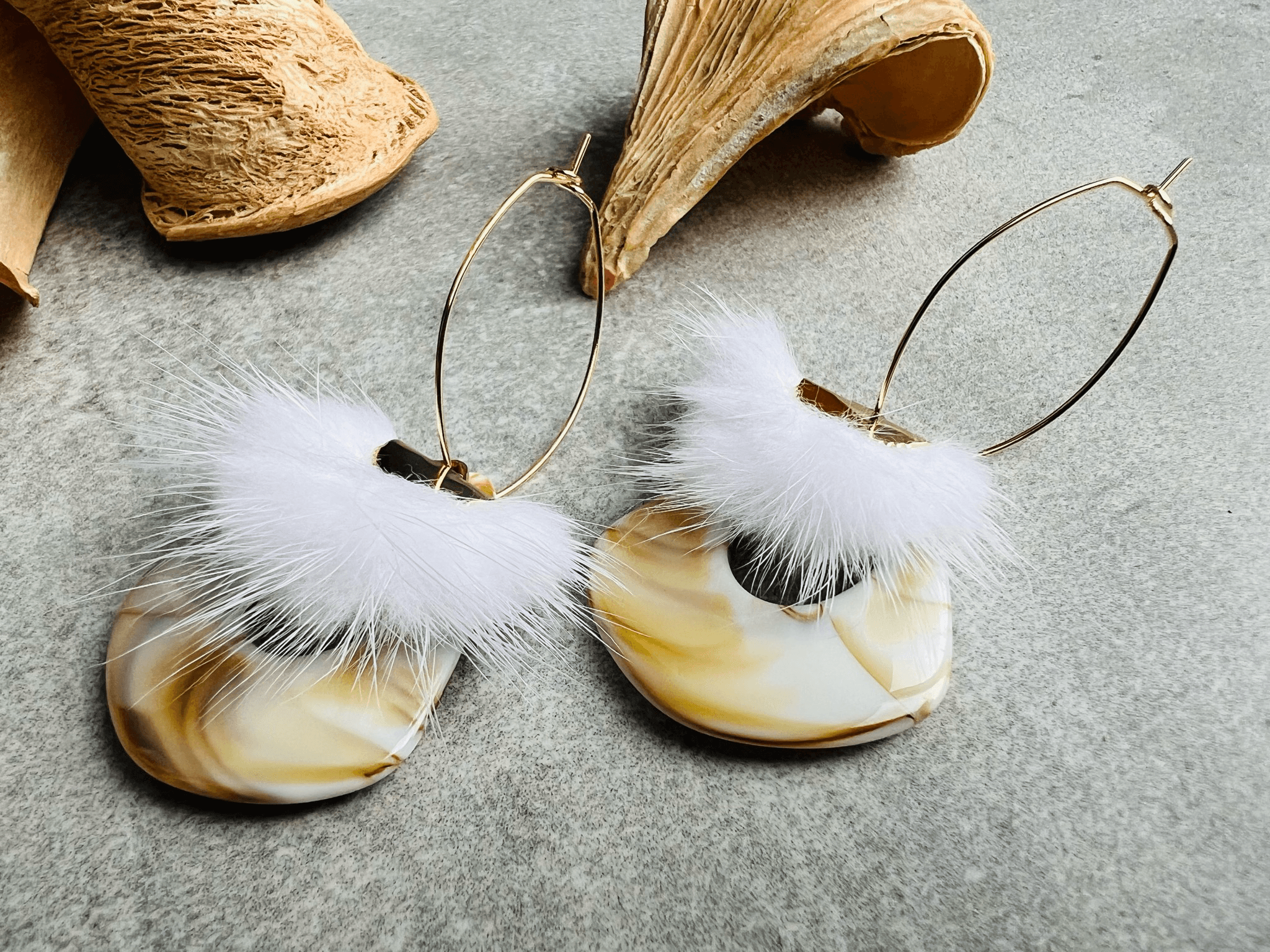 Boucles d’oreilles CALLEIGH résine beige et pampilles douce blanche - Créations Uniques - Créations Uniques