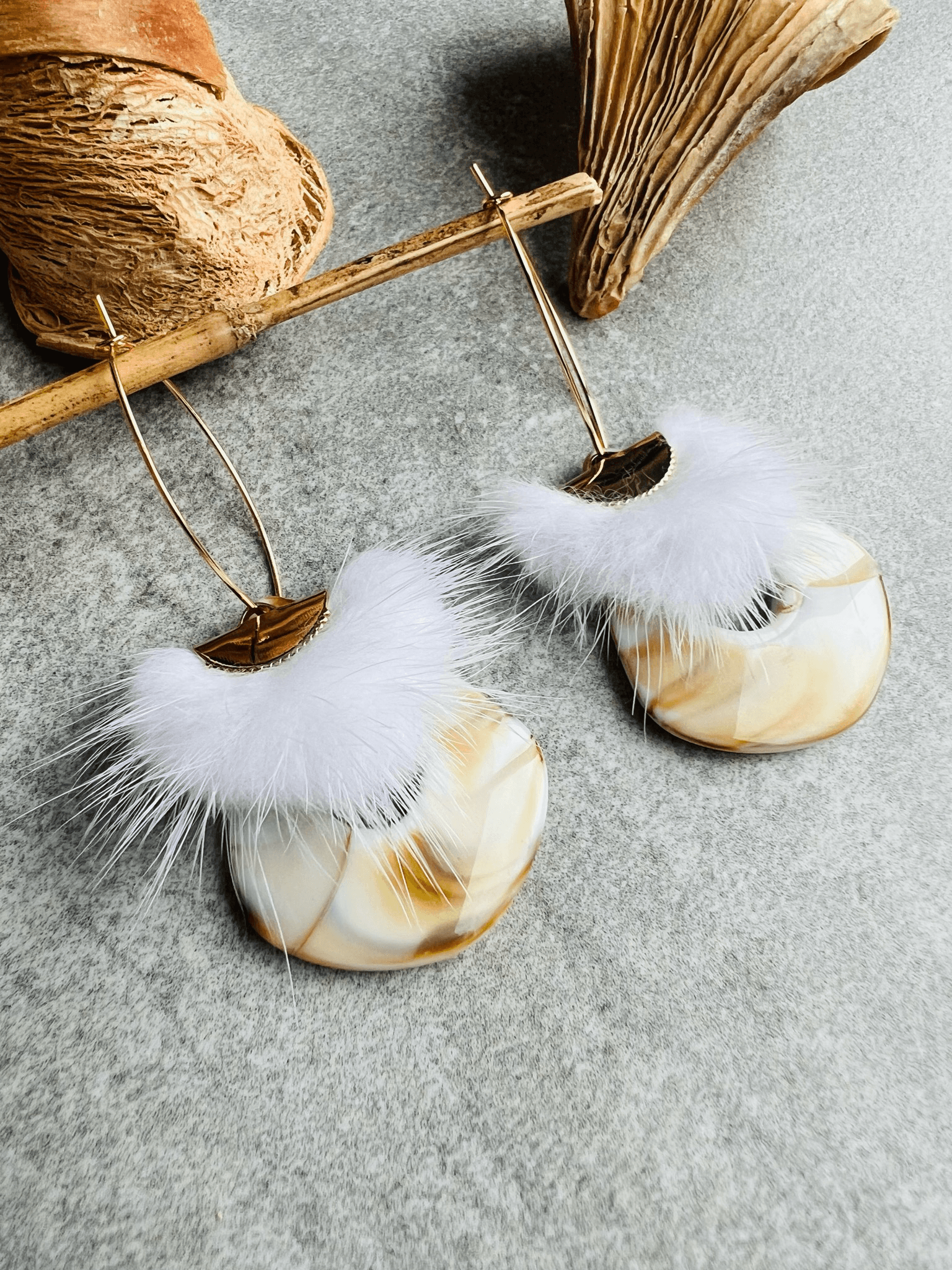 Boucles d’oreilles CALLEIGH résine beige et pampilles douce blanche - Créations Uniques - Créations Uniques