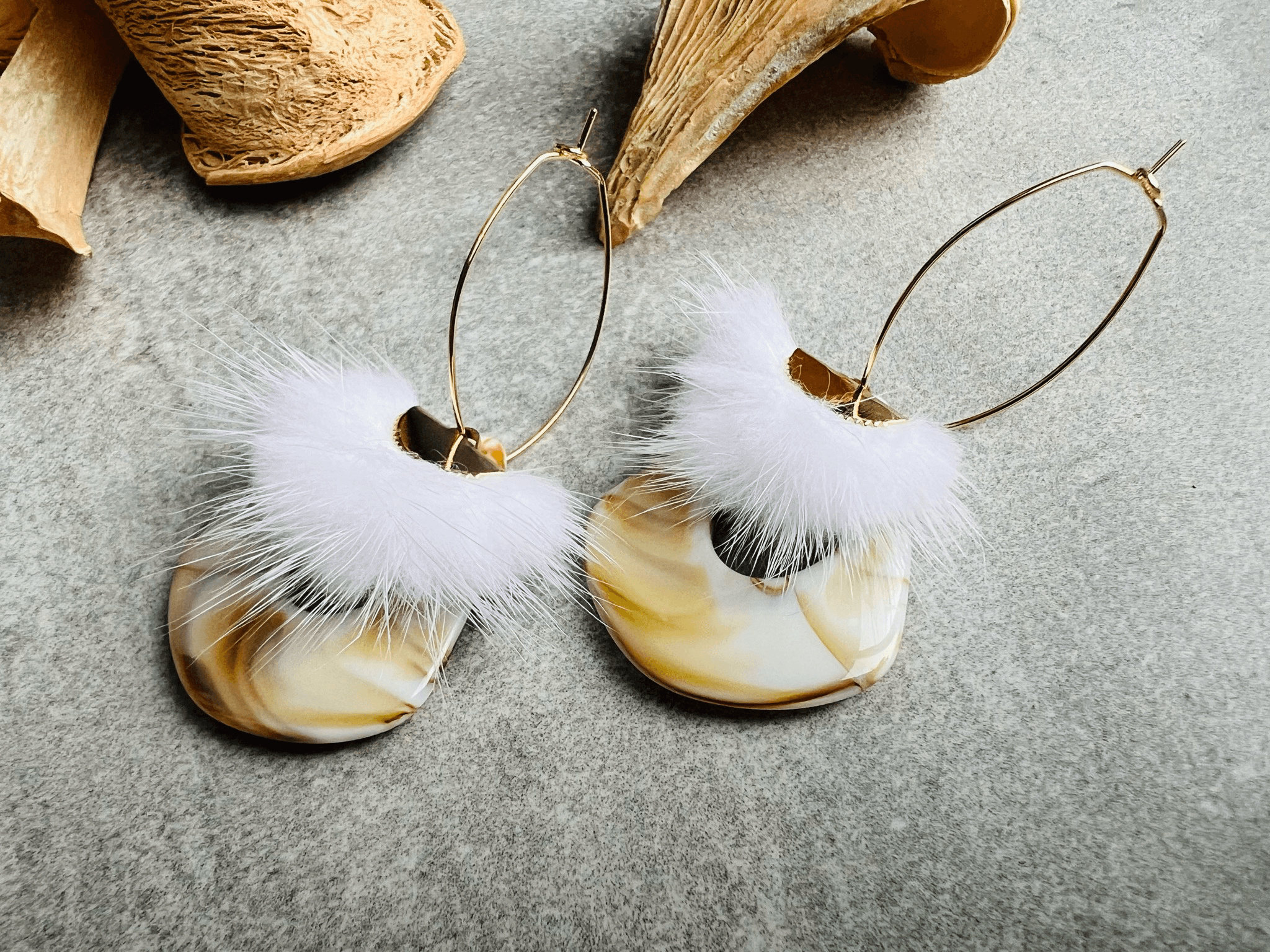 Boucles d’oreilles CALLEIGH résine beige et pampilles douce blanche - Créations Uniques - Créations Uniques