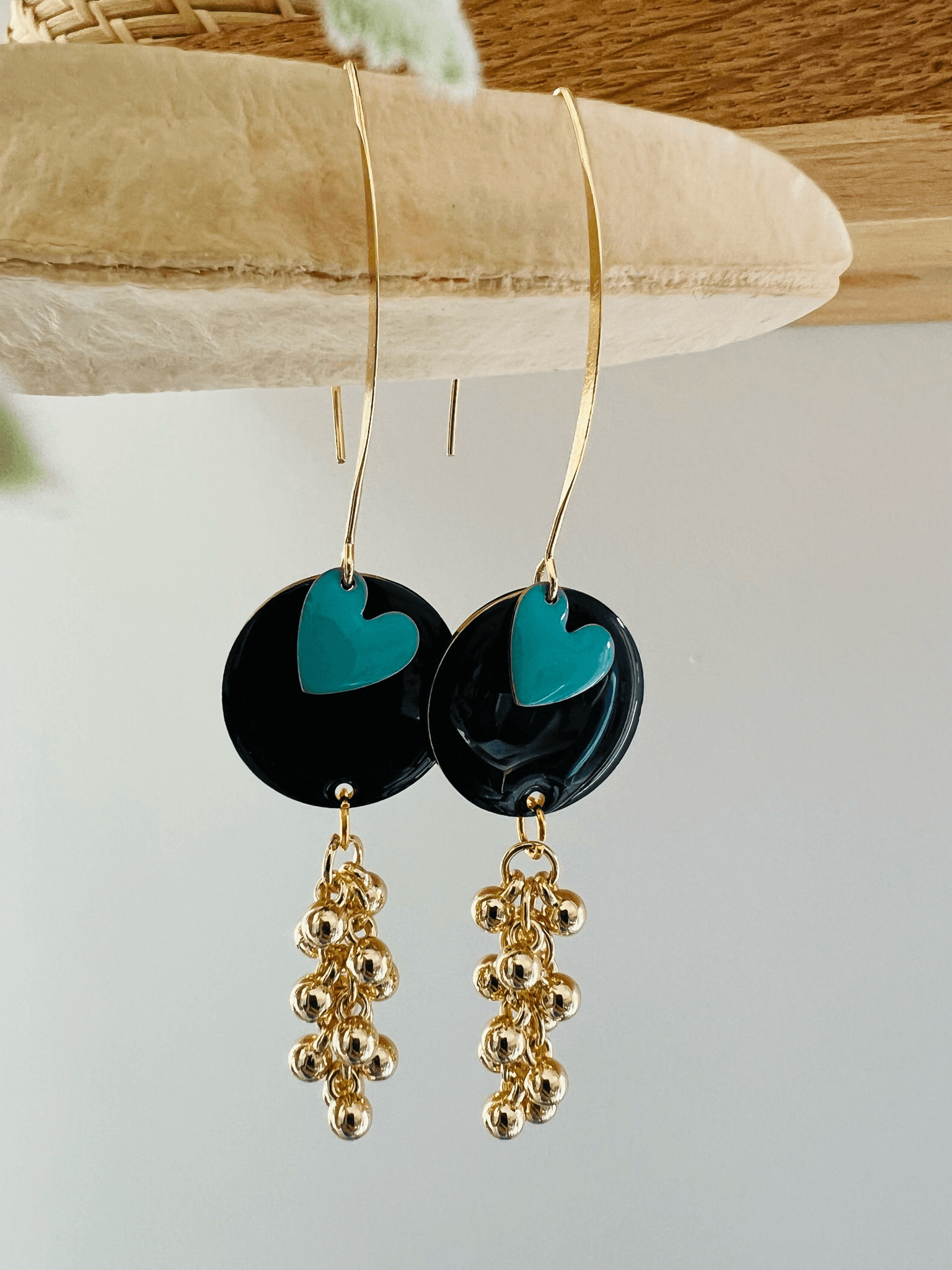 Boucles d’oreilles INDILA grapes de perles dorées intercalaires noirs résine epoxy et cœurs turquoise - Créations Uniques - Créations Uniques