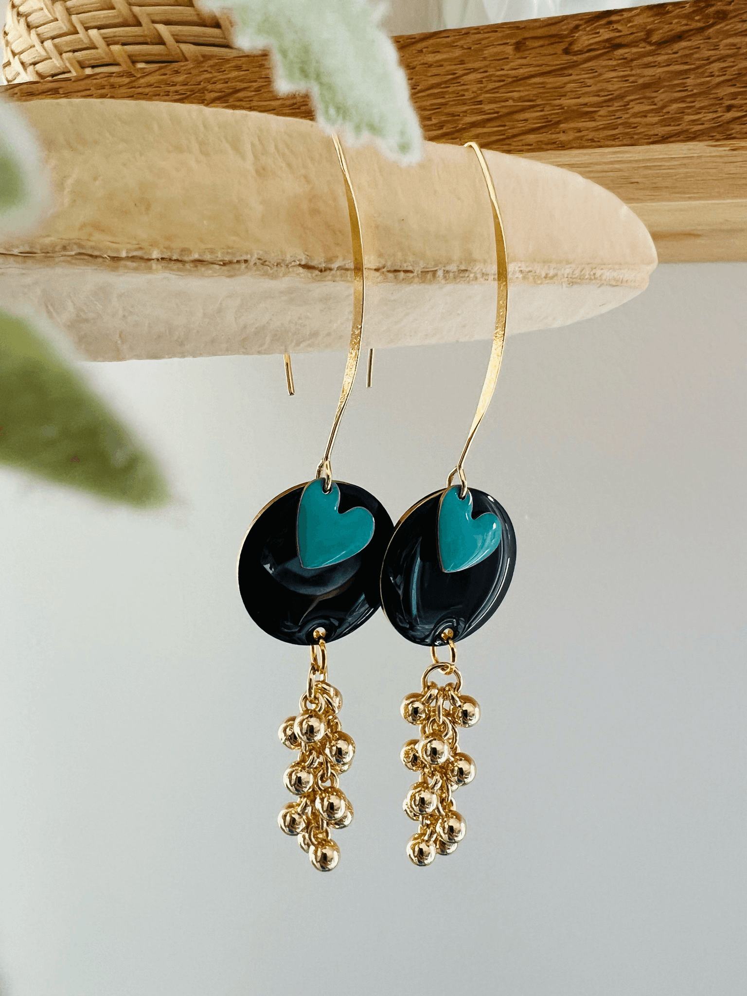 Boucles d’oreilles INDILA grapes de perles dorées intercalaires noirs résine epoxy et cœurs turquoise - Créations Uniques - Créations Uniques