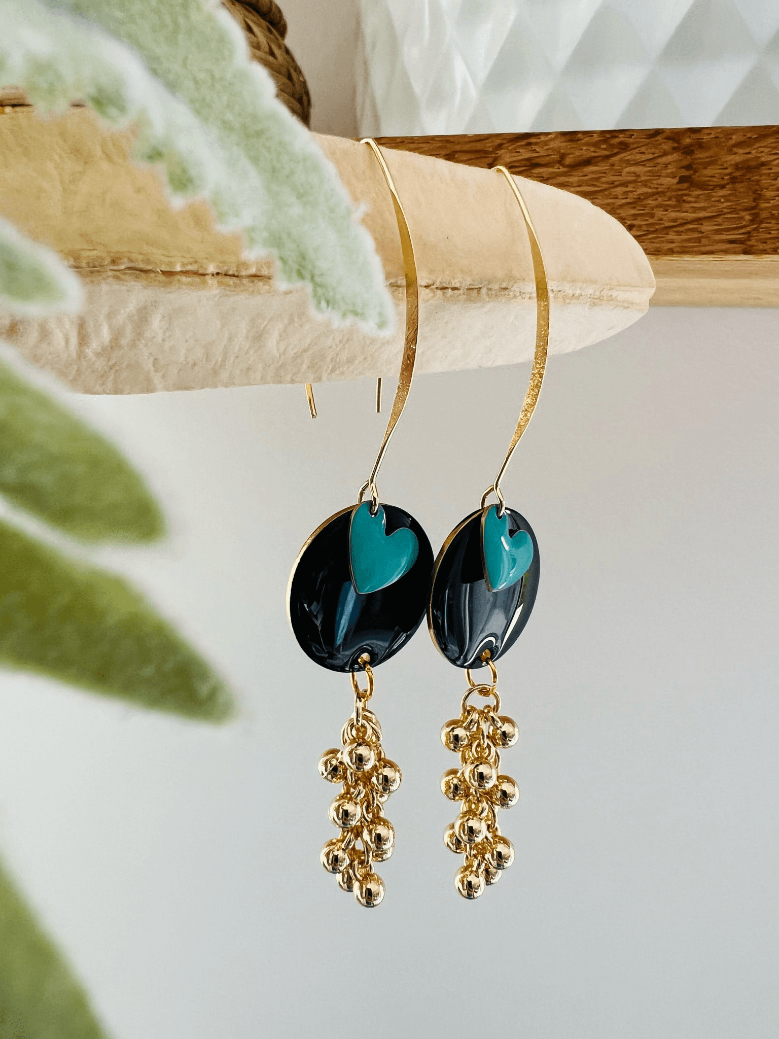 Boucles d’oreilles INDILA grapes de perles dorées intercalaires noirs résine epoxy et cœurs turquoise - Créations Uniques - Créations Uniques