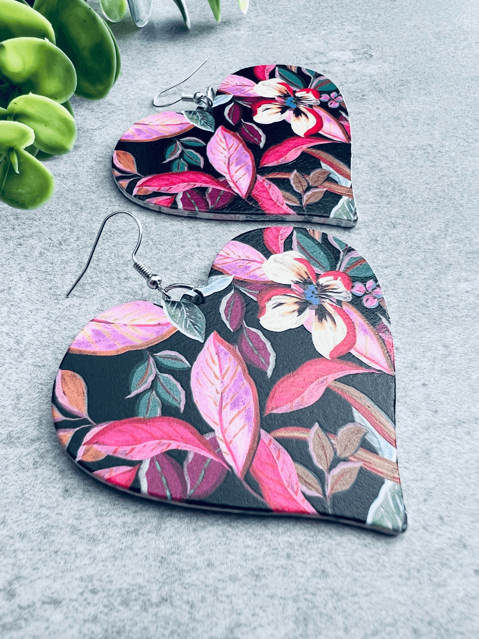 Boucles d’oreilles LAURENE cœurs bois motif feuilles roses - Créations Uniques