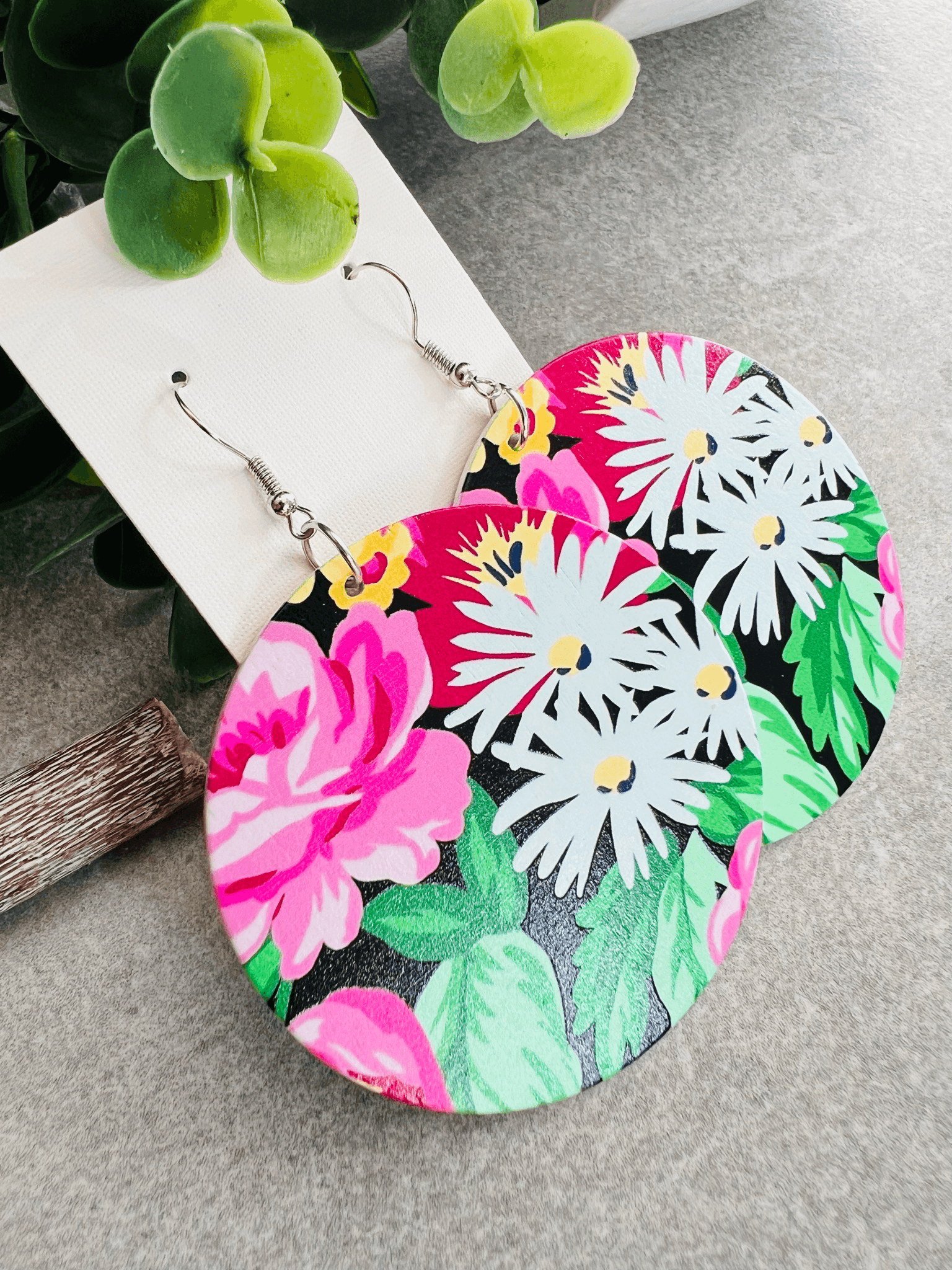 Boucles d’oreilles DEMI ronds en bois motif fleuri rose et blanc - Créations Uniques