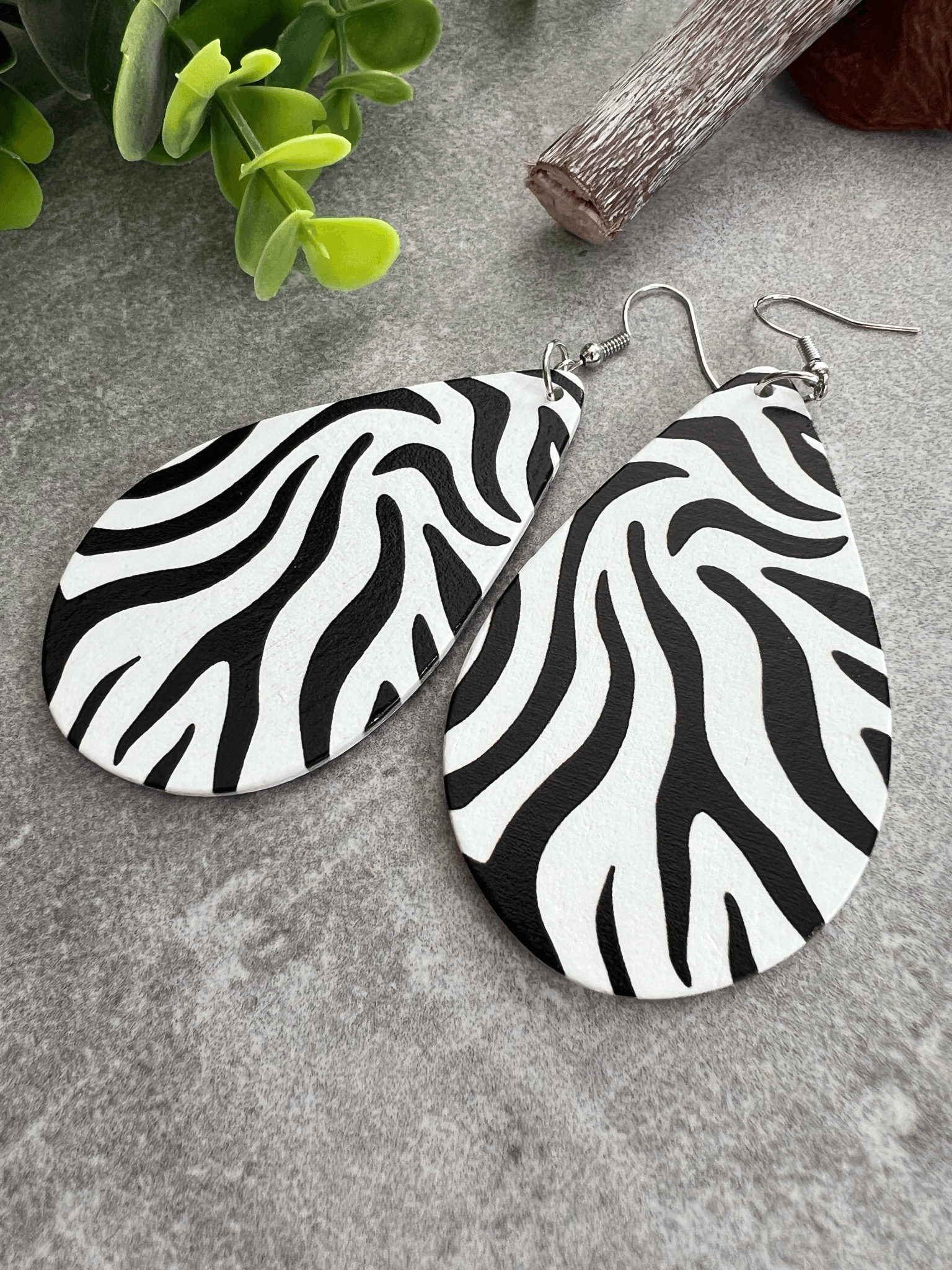 Boucles d’oreilles COCO gouttes bois motif zèbre - Créations Uniques