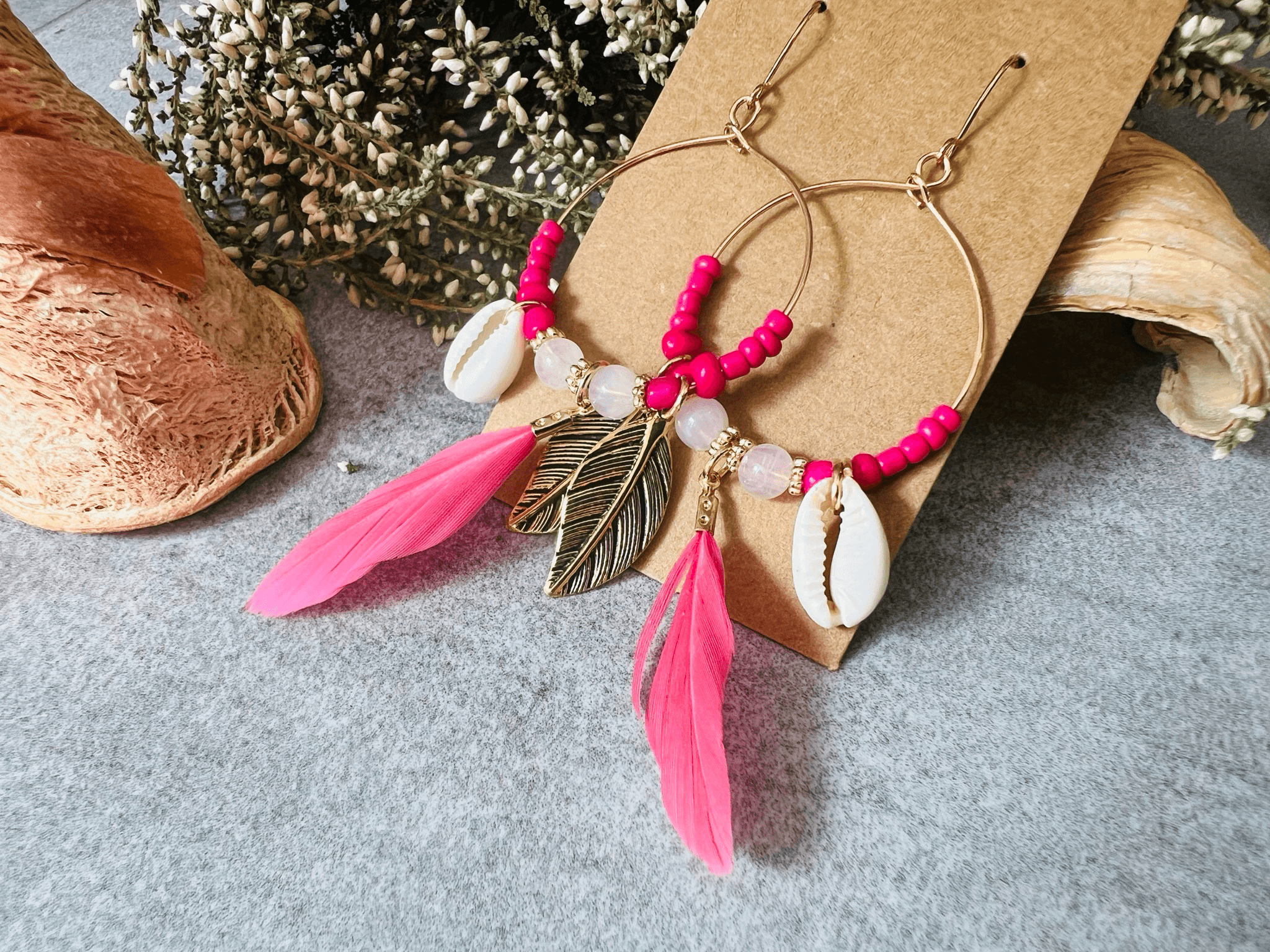 Boucles d’oreilles DAKOTA coquillages grain de café, perles et plumes roses - Créations Uniques - Créations Uniques