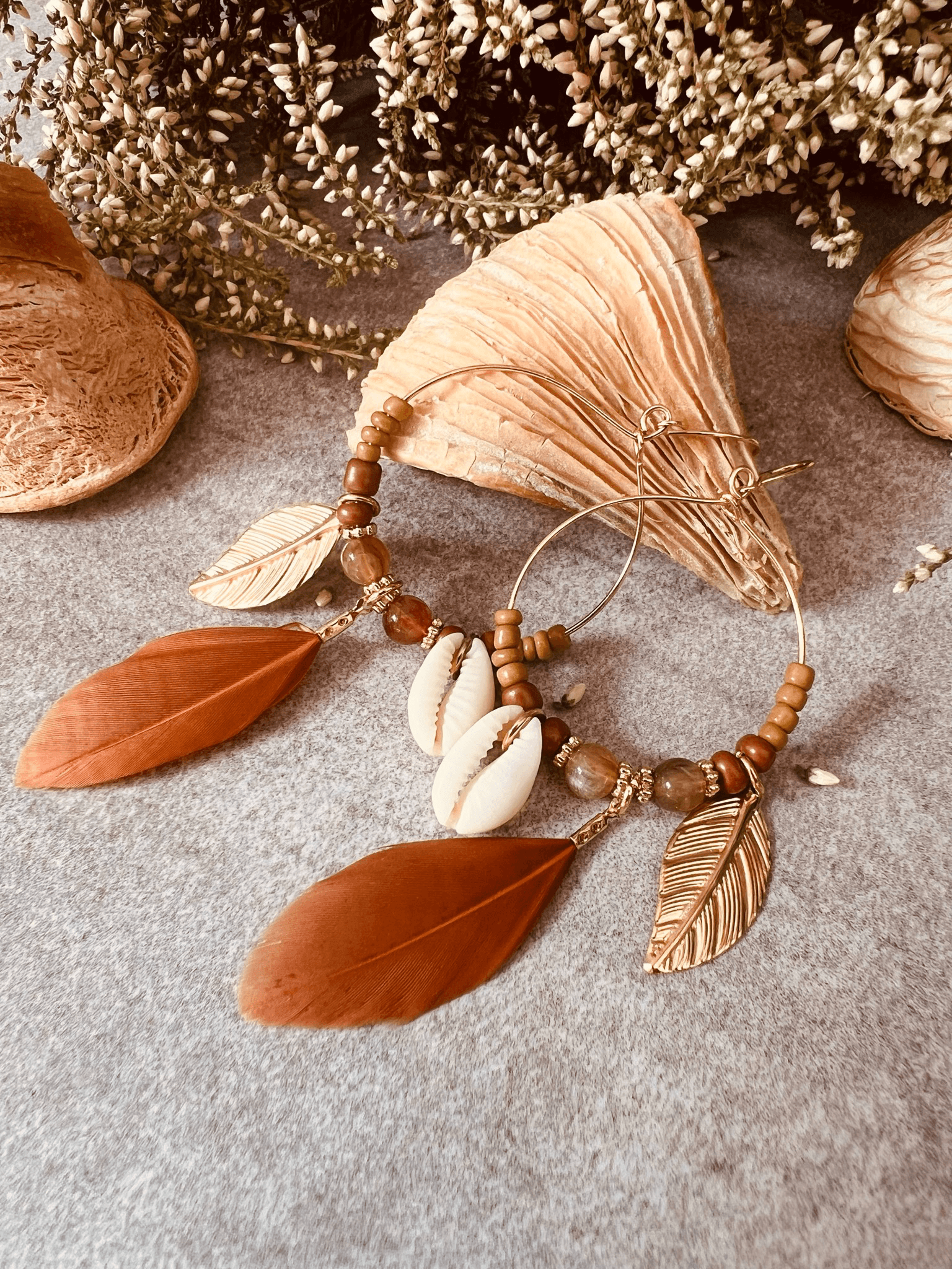 Boucles d’oreilles DAKOTA coquillages grain de café, perles et plumes marrons - Créations Uniques - Créations Uniques